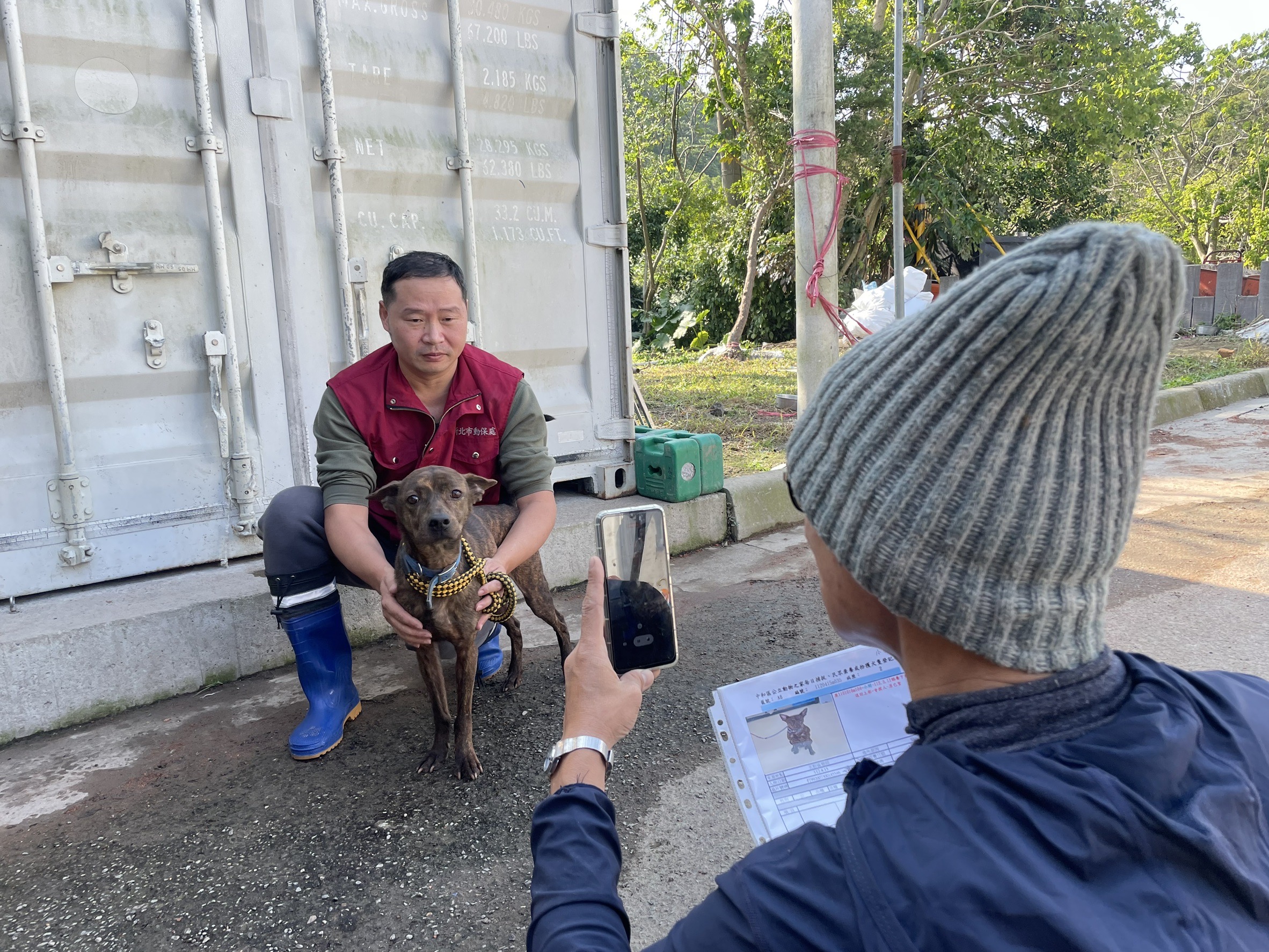 中和動物之家臉書小編余元鴻協助犬隻介紹影片拍攝