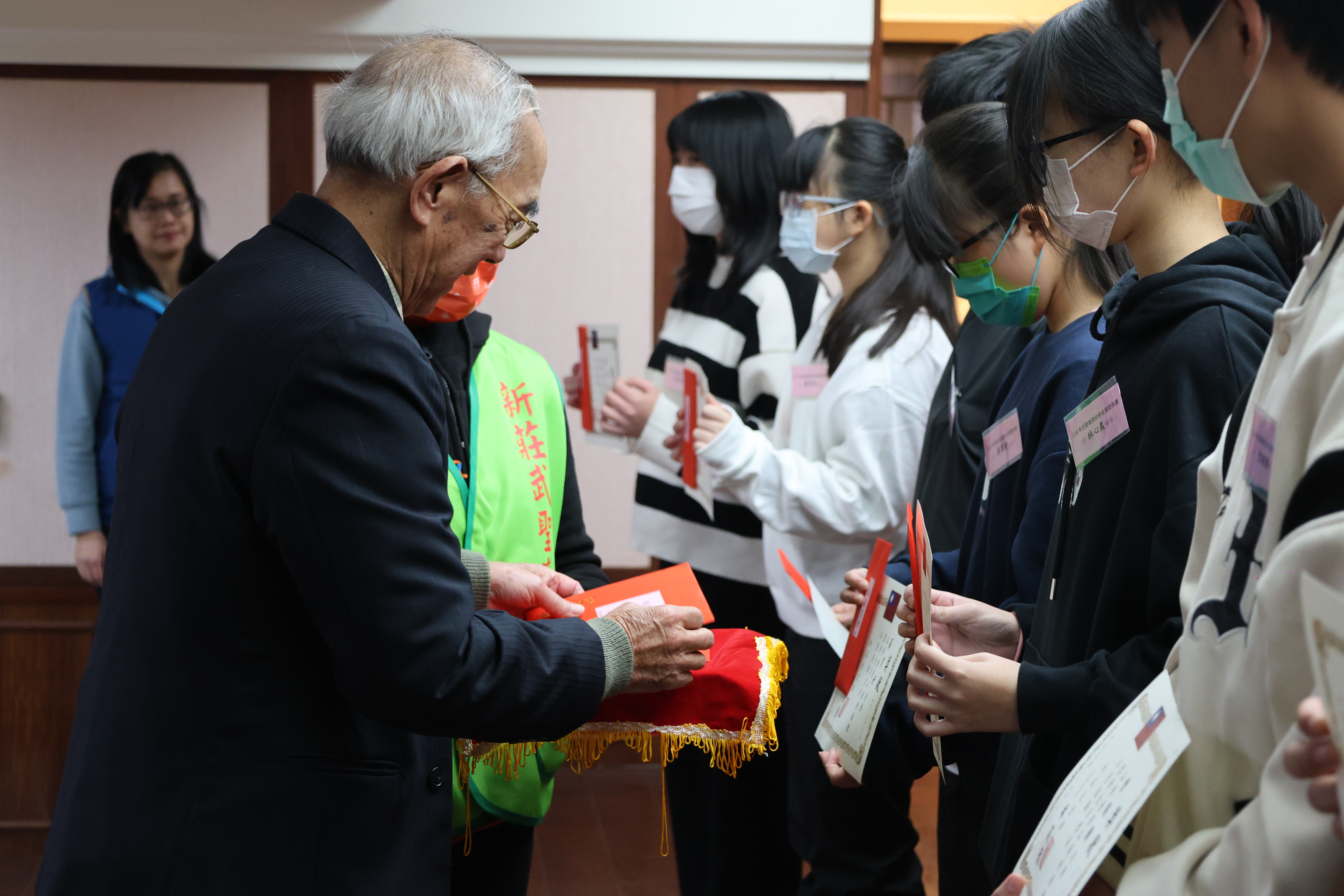 主委頒獎給獲獎同學