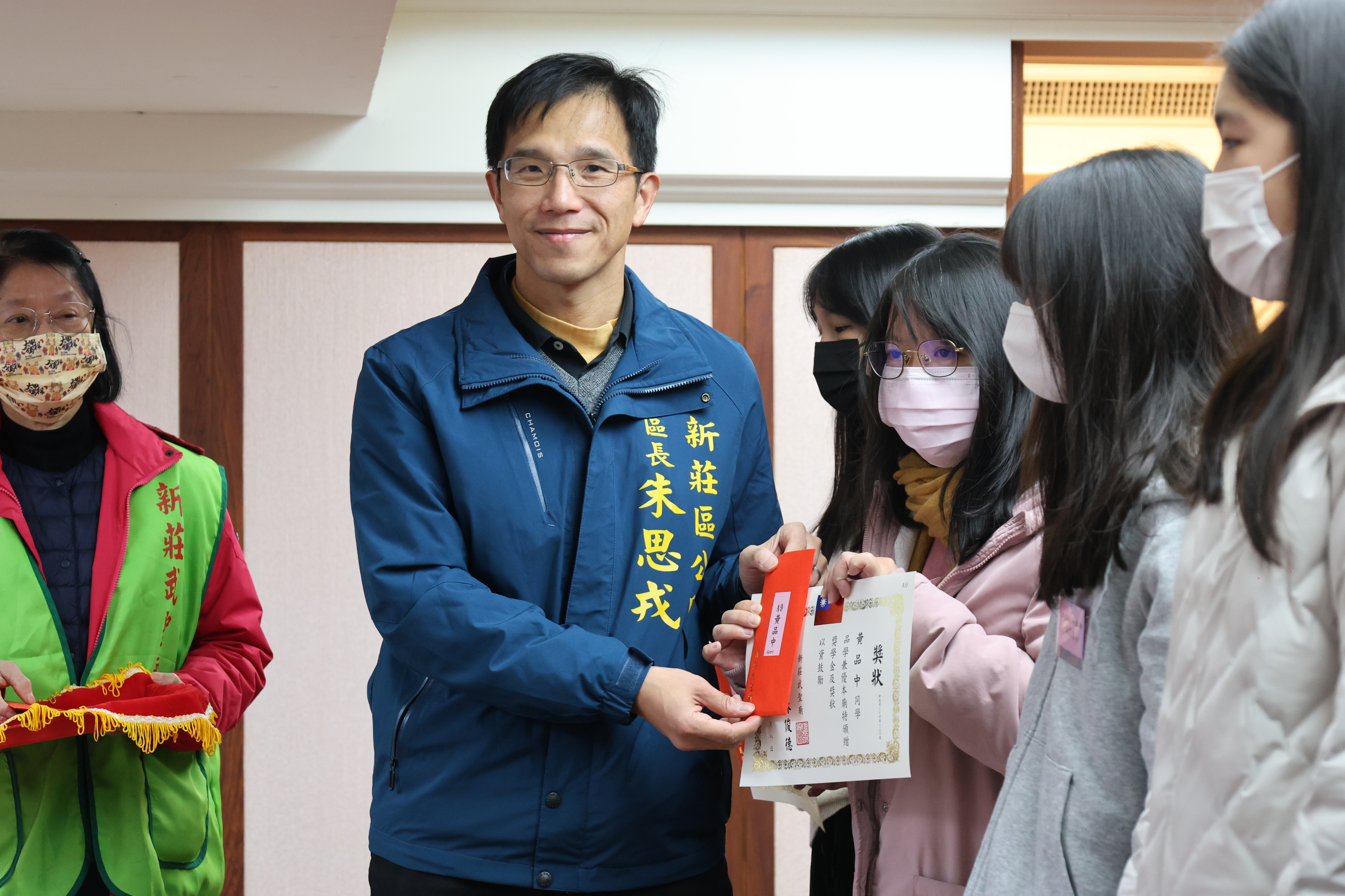 區長頒獎給獲獎同學