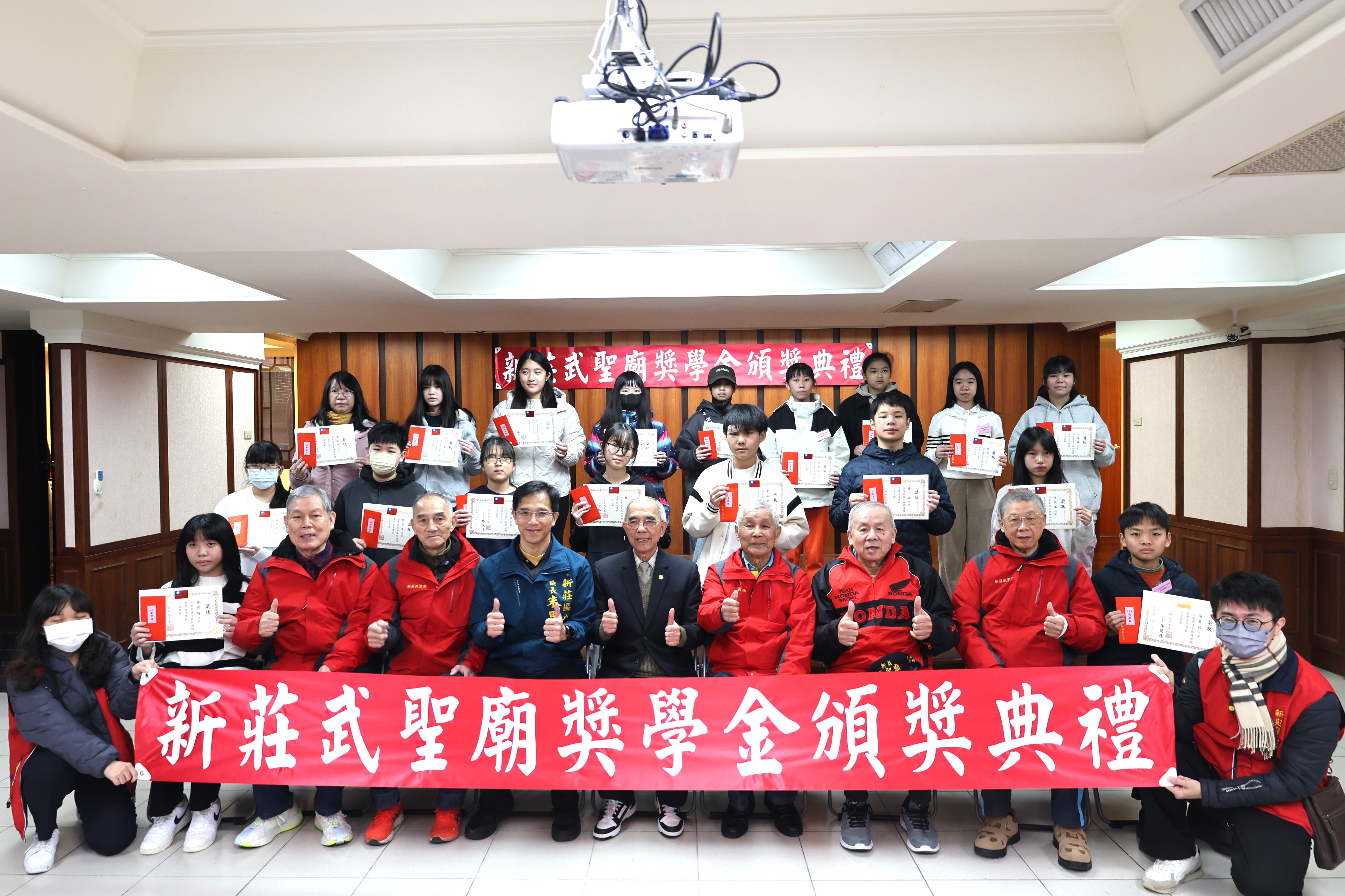 國中組與大專獎助組合影