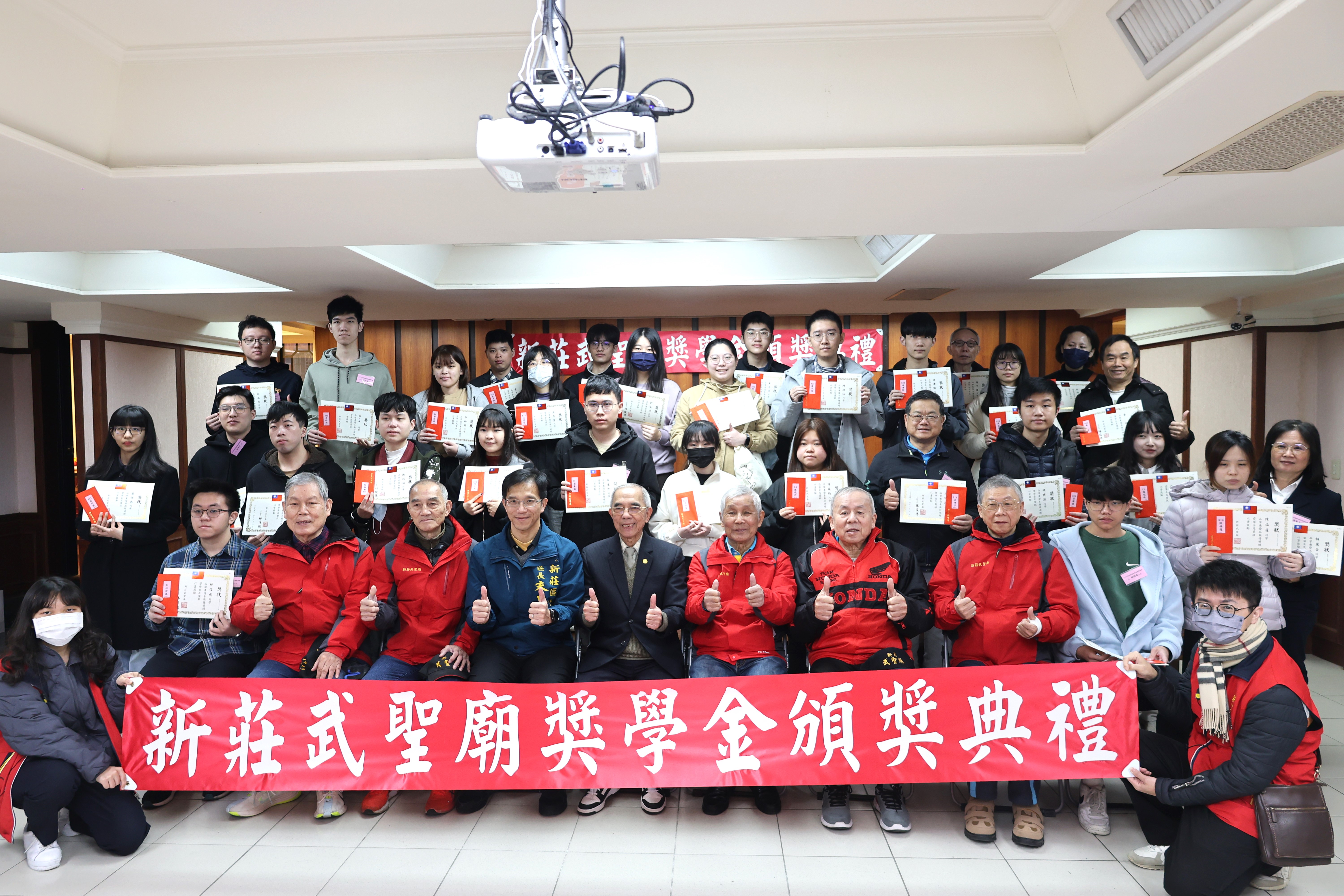 優秀大專組合影