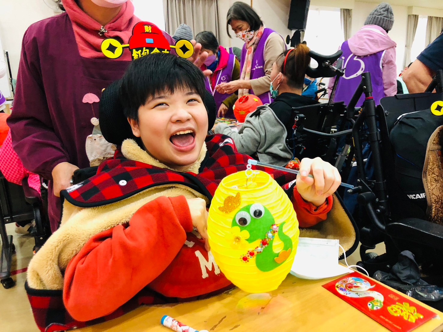 院生開心提著自己與志工合力完成的蛇年小提燈