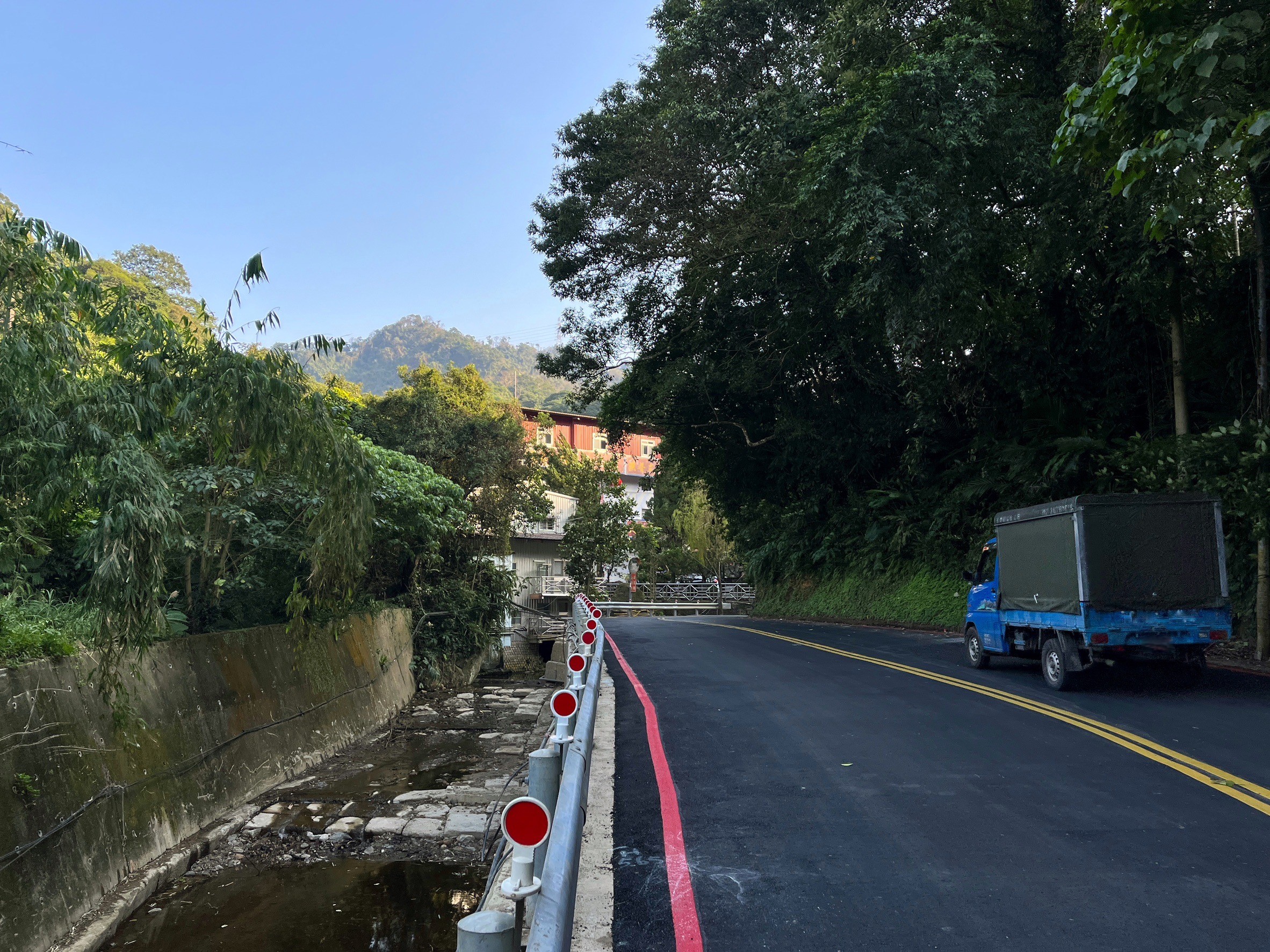 施工後邊坡穩定，並拓寬堤頂道路為雙向道增加行車安全