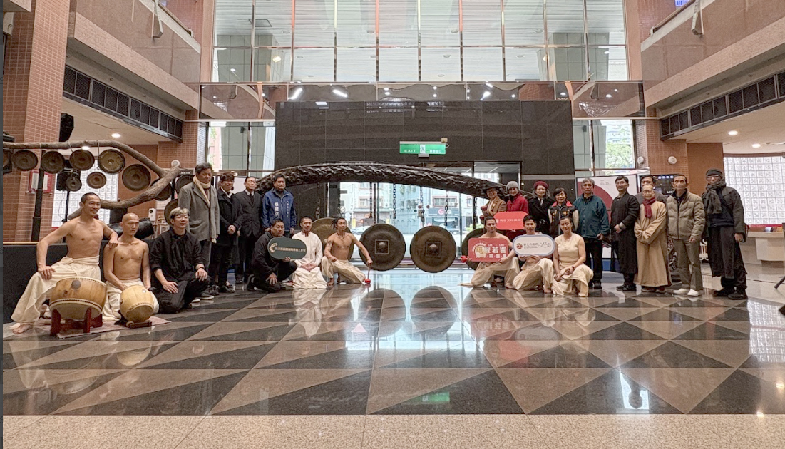 今(9)日「《鑼聲若響》銅鑼不再只是銅鑼-吳宗霖個展」開幕貴賓與〈古福爾摩沙之音〉合影
