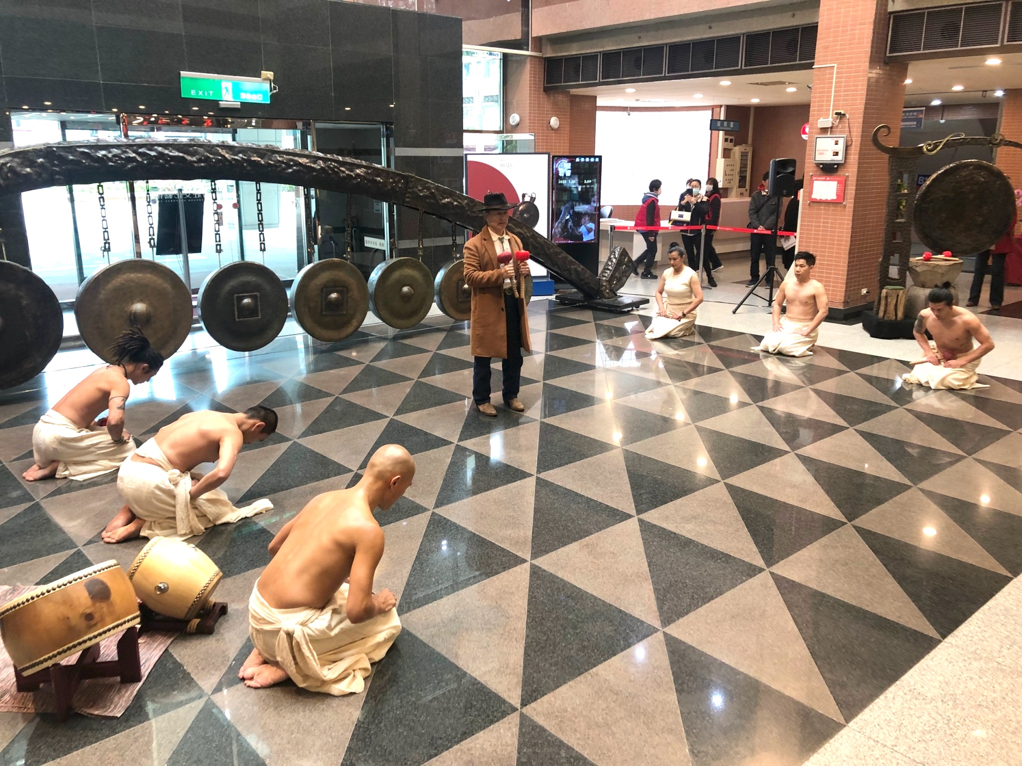 吳宗霖藝師(中)與張逸軍老師演出團隊帶來「《鑼聲若響》銅鑼不再只是銅鑼-吳宗霖個展」開幕演出