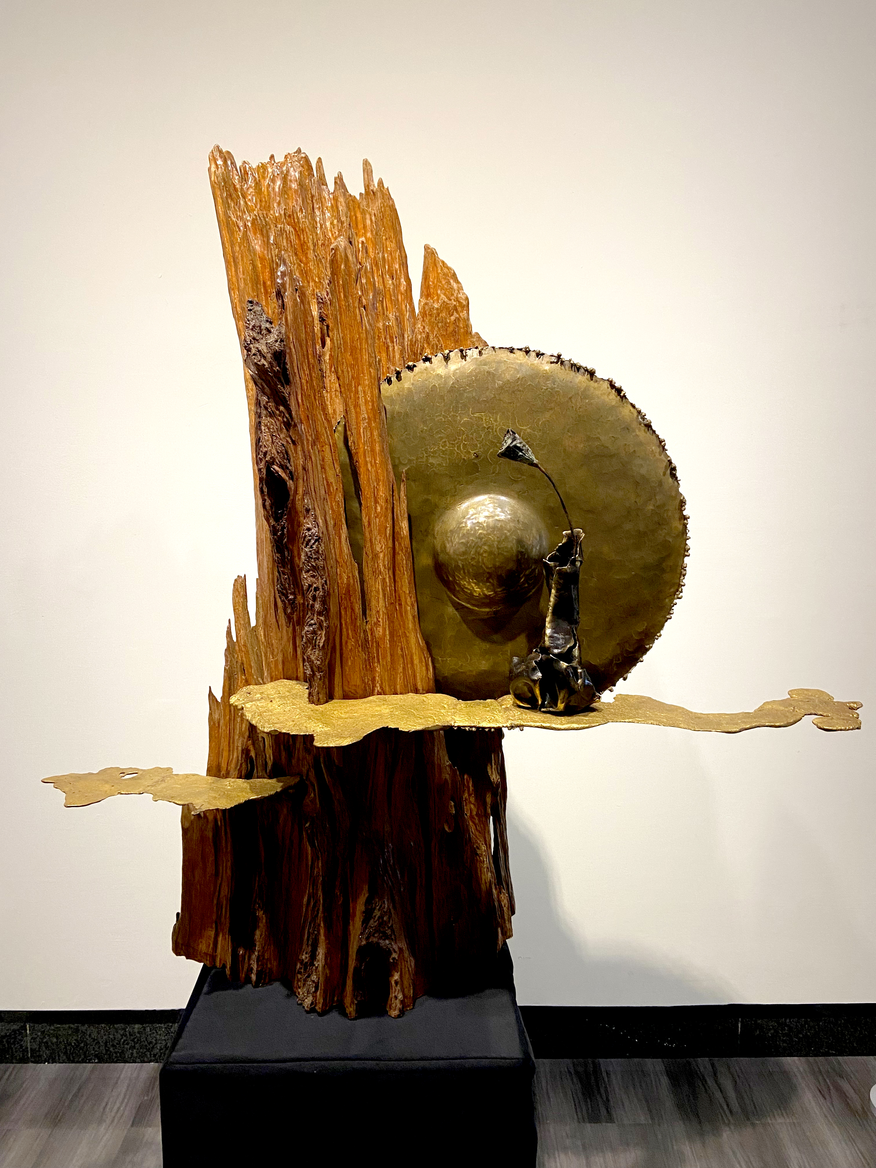 由肖楠木與銅製作而成的作品〈水月〉