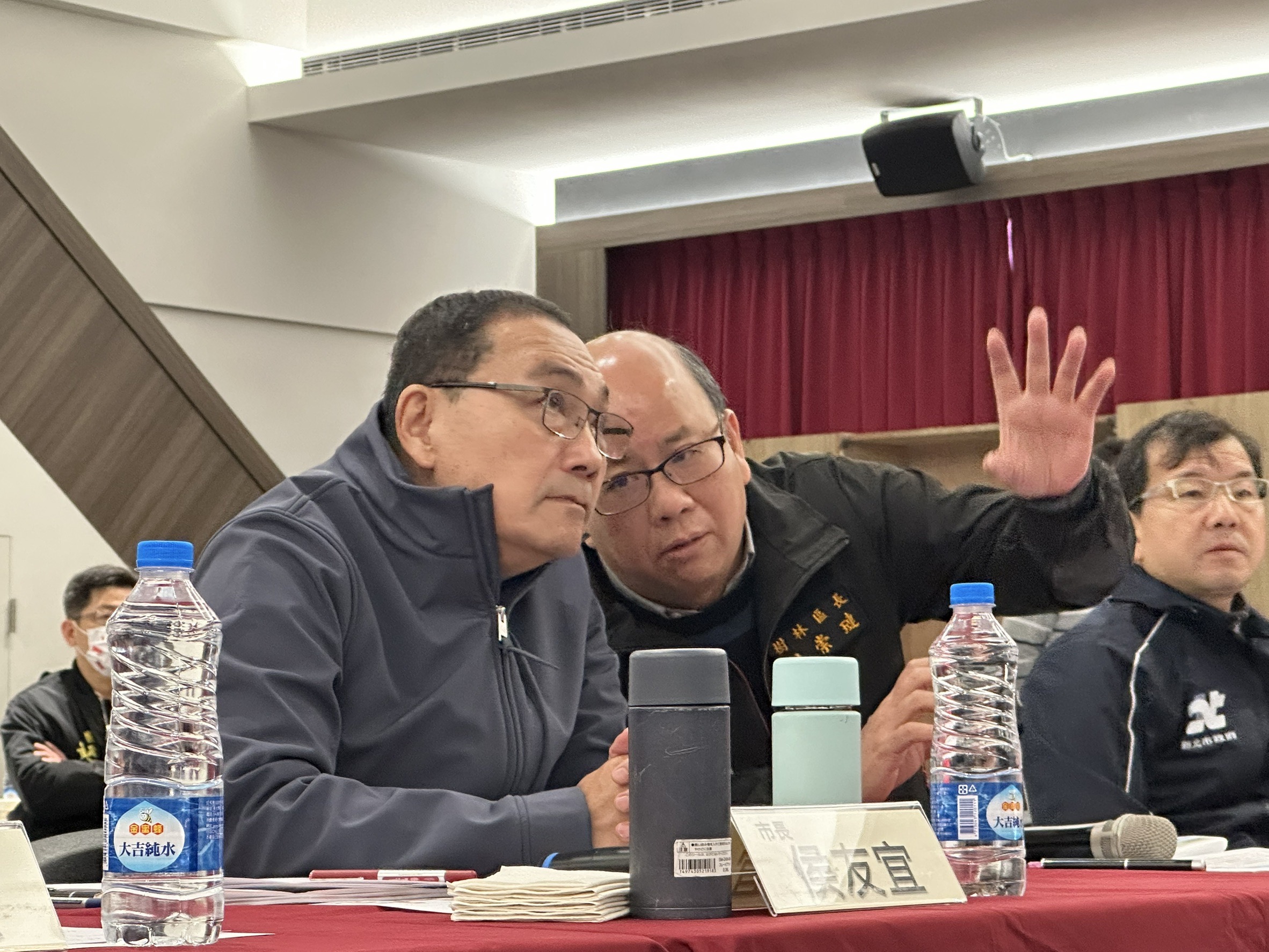 侯友宜仔細聆聽里長意見，詳細瞭解每案案情。