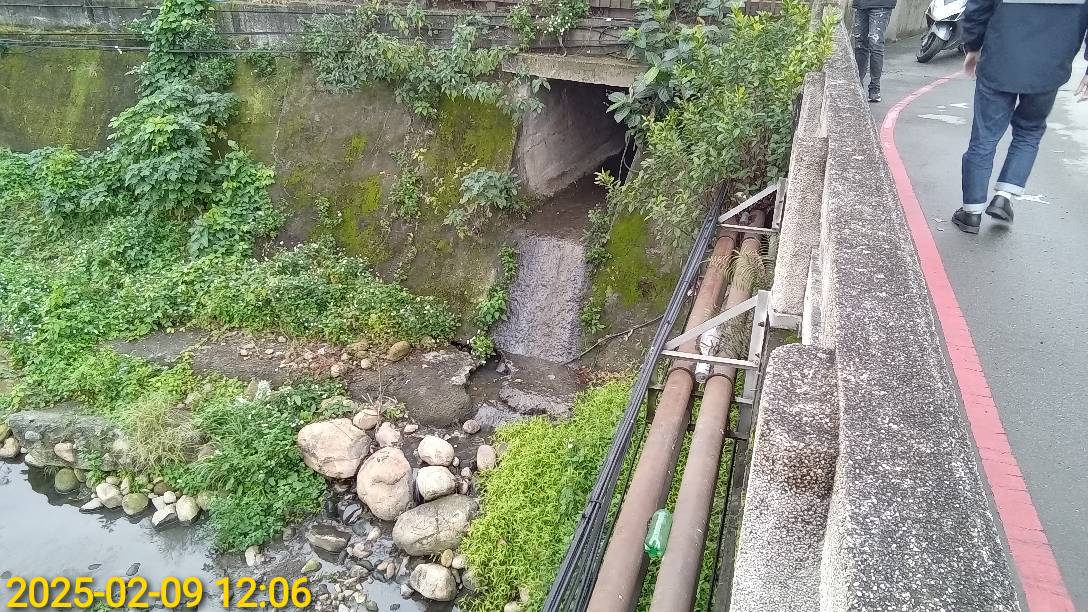 稽查員巡查至五股區俊成橋旁的涵洞發現其內流出的水帶有油污
