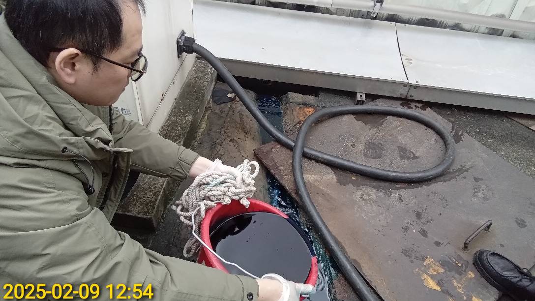 稽查員以示蹤劑確倒入廠區側溝，確認水流的流向