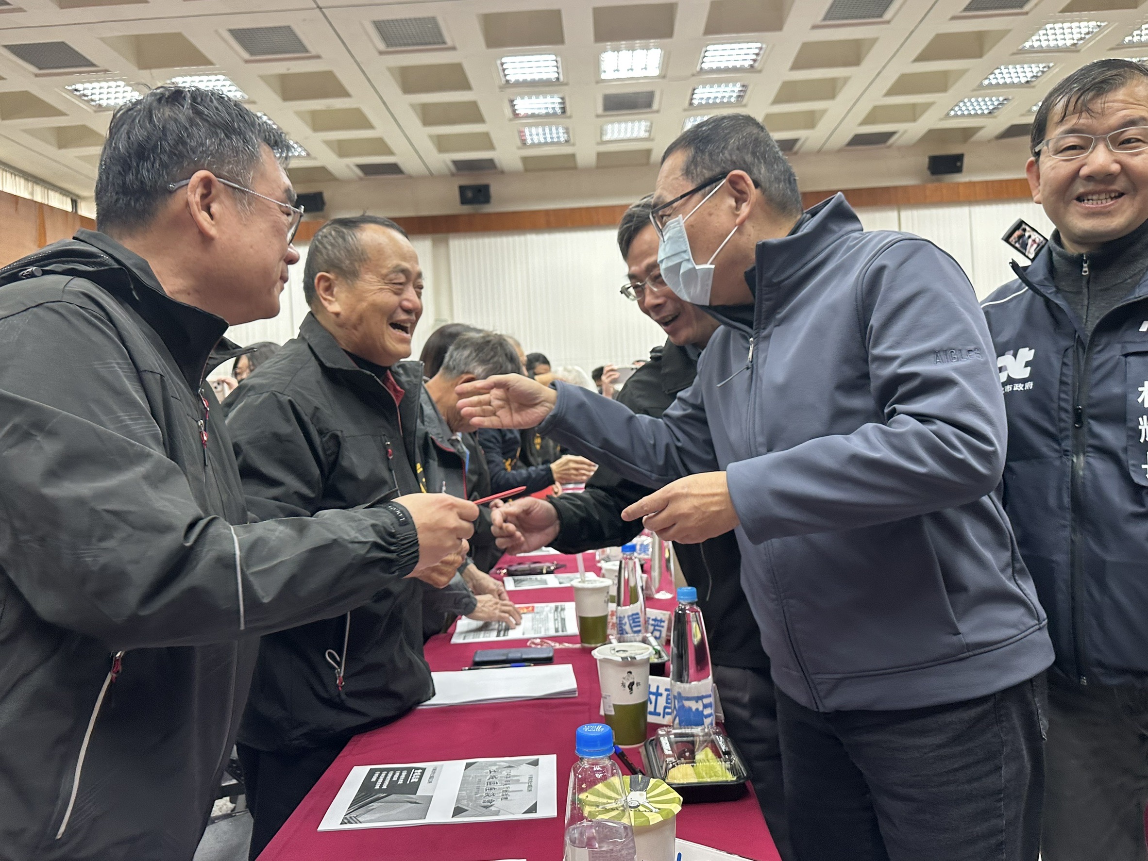 侯友宜一邊發送新春福袋，一邊也和里長們話家常。