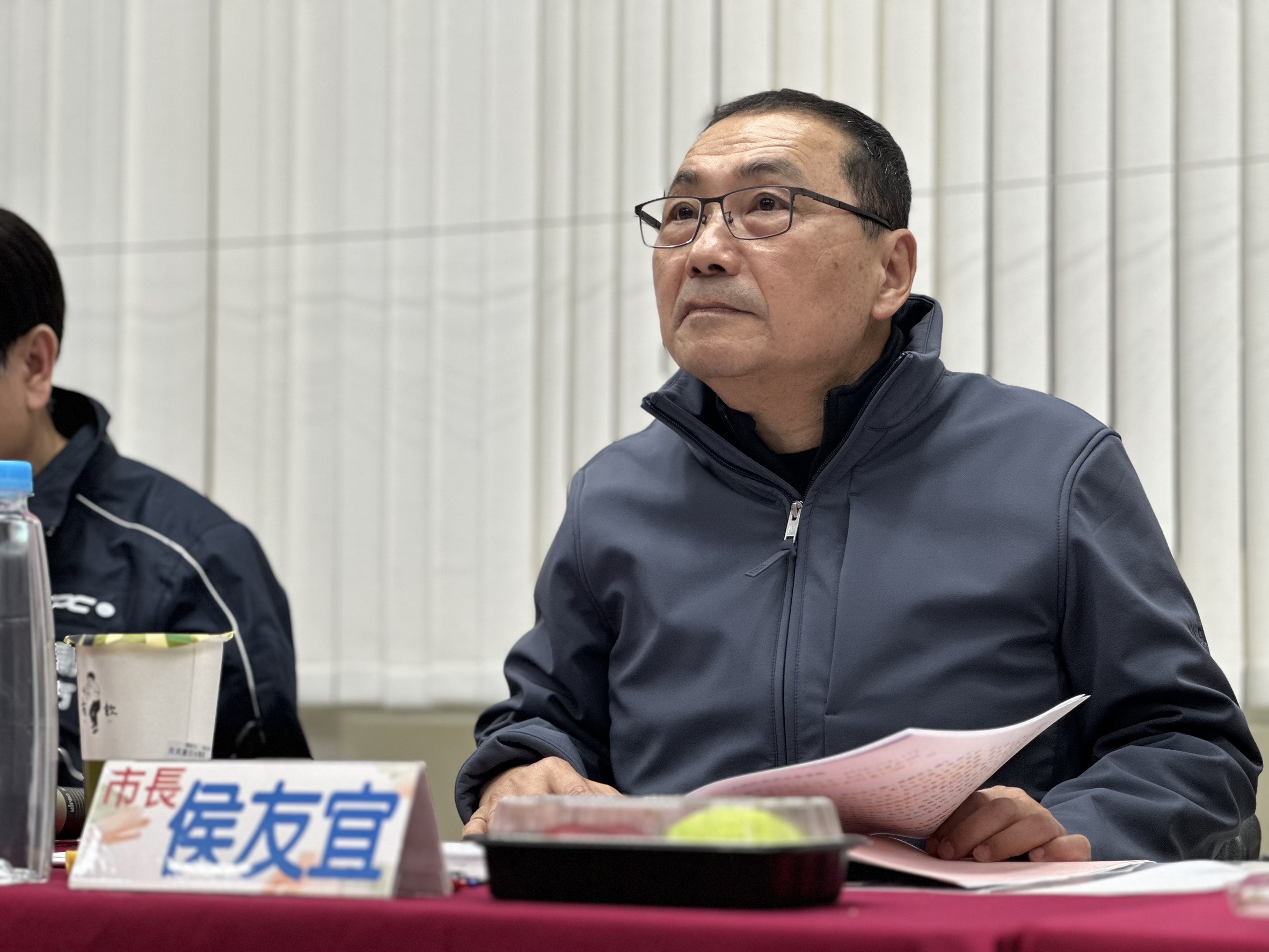 侯友宜專注聆聽里長反映案件。
