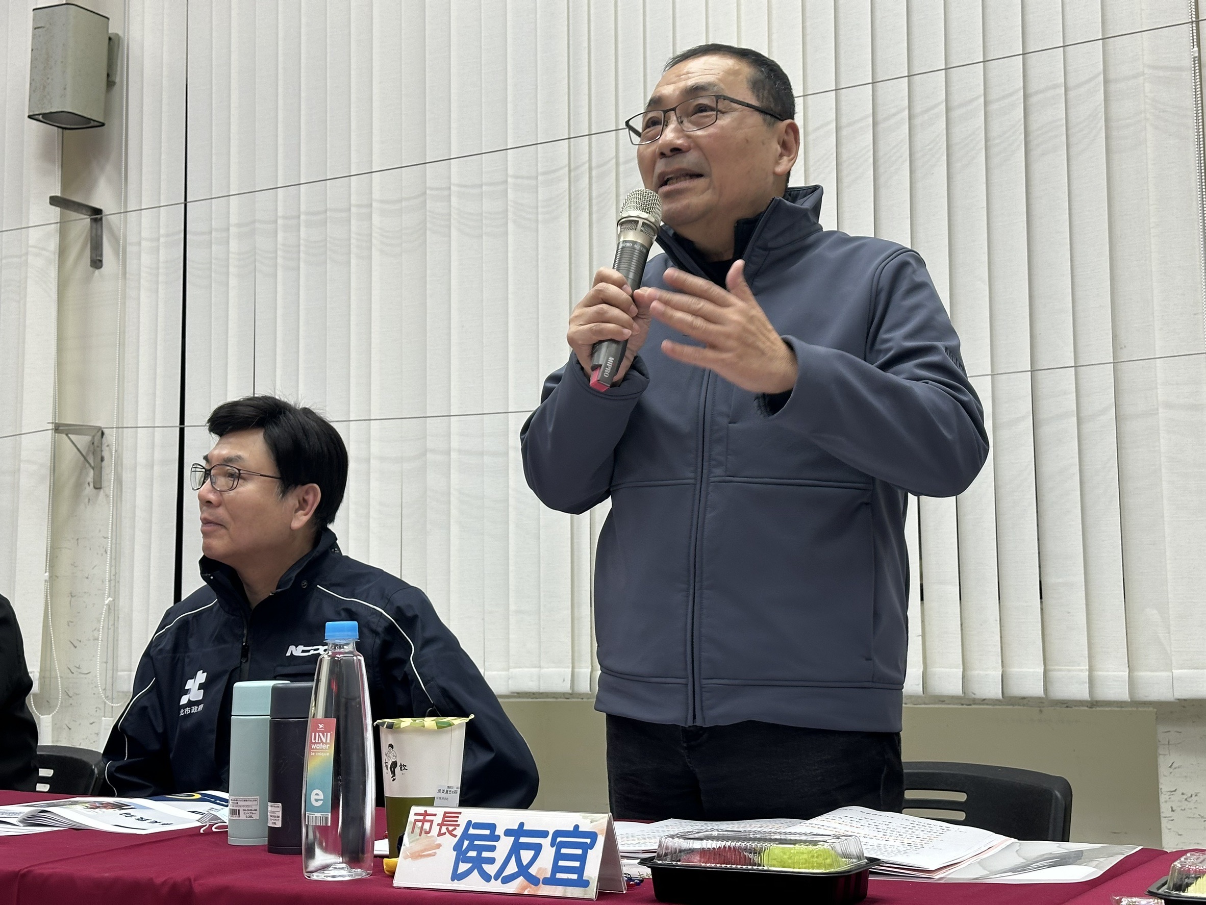 侯友宜於座談會中與里長交換意見。