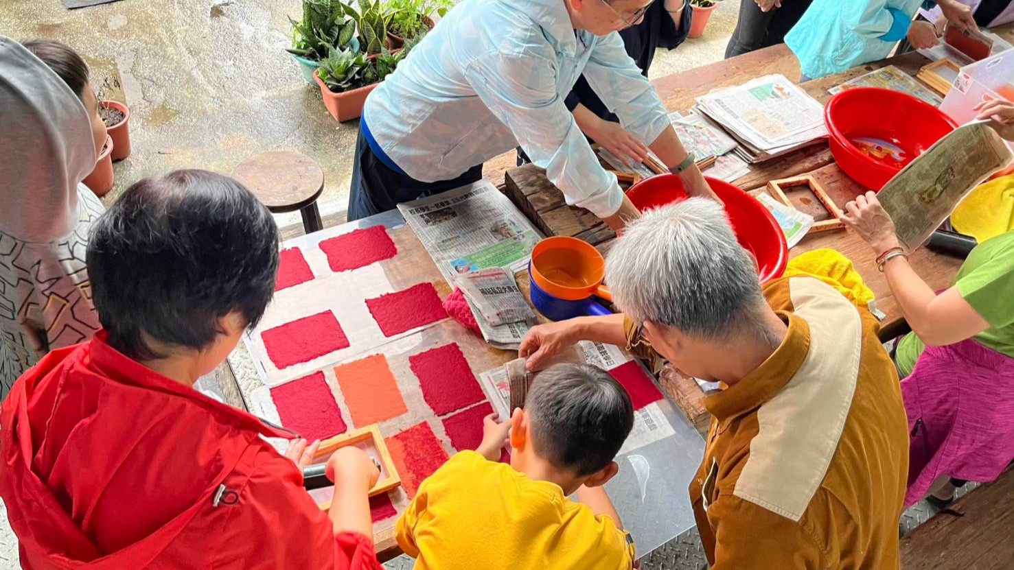 將施放過後的天燈回收為材料製作手抄紙，既環保又獨特。