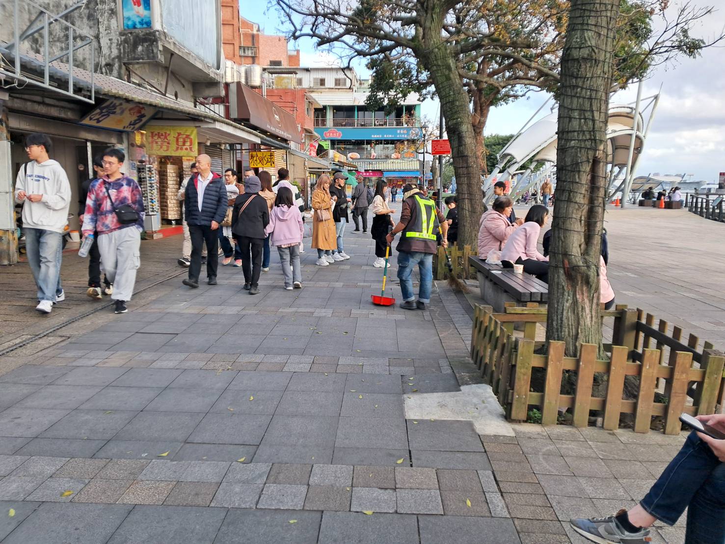  清潔人員低頭默默辛苦工作