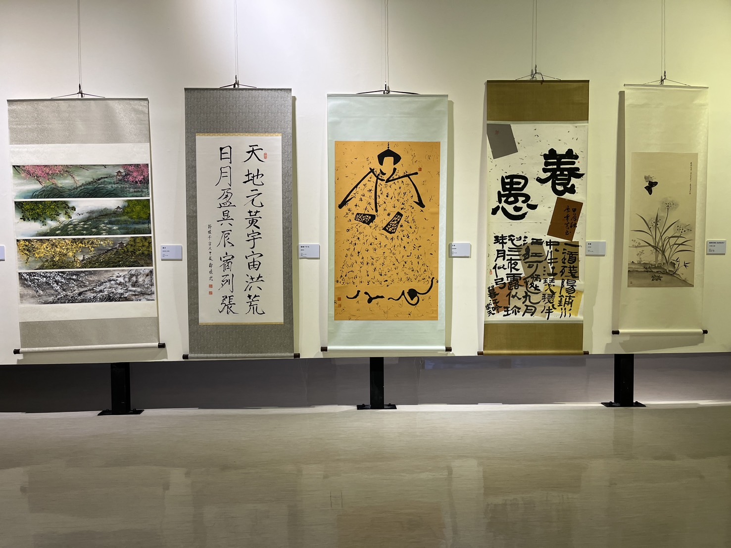 「世界華人暨兩岸詩詞書畫名家邀請展」於今(114)年2月11日至3月10日在新北市藝文中心第一、第二展覽室舉行