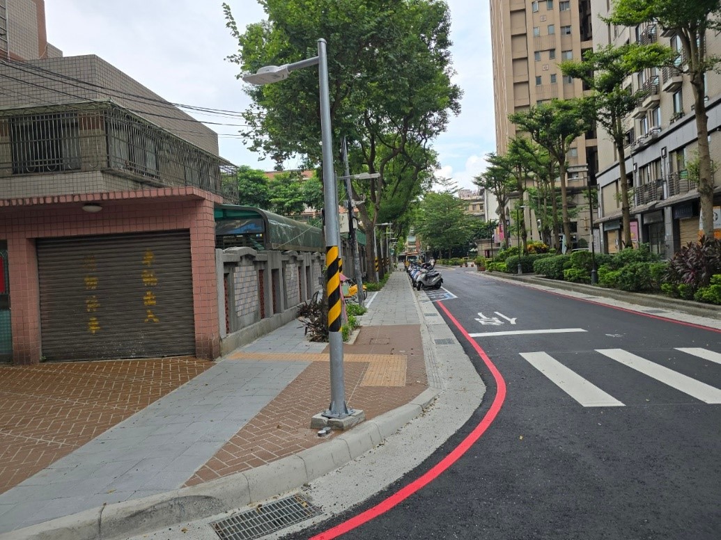 板橋區重慶國小改善後的通學廊道