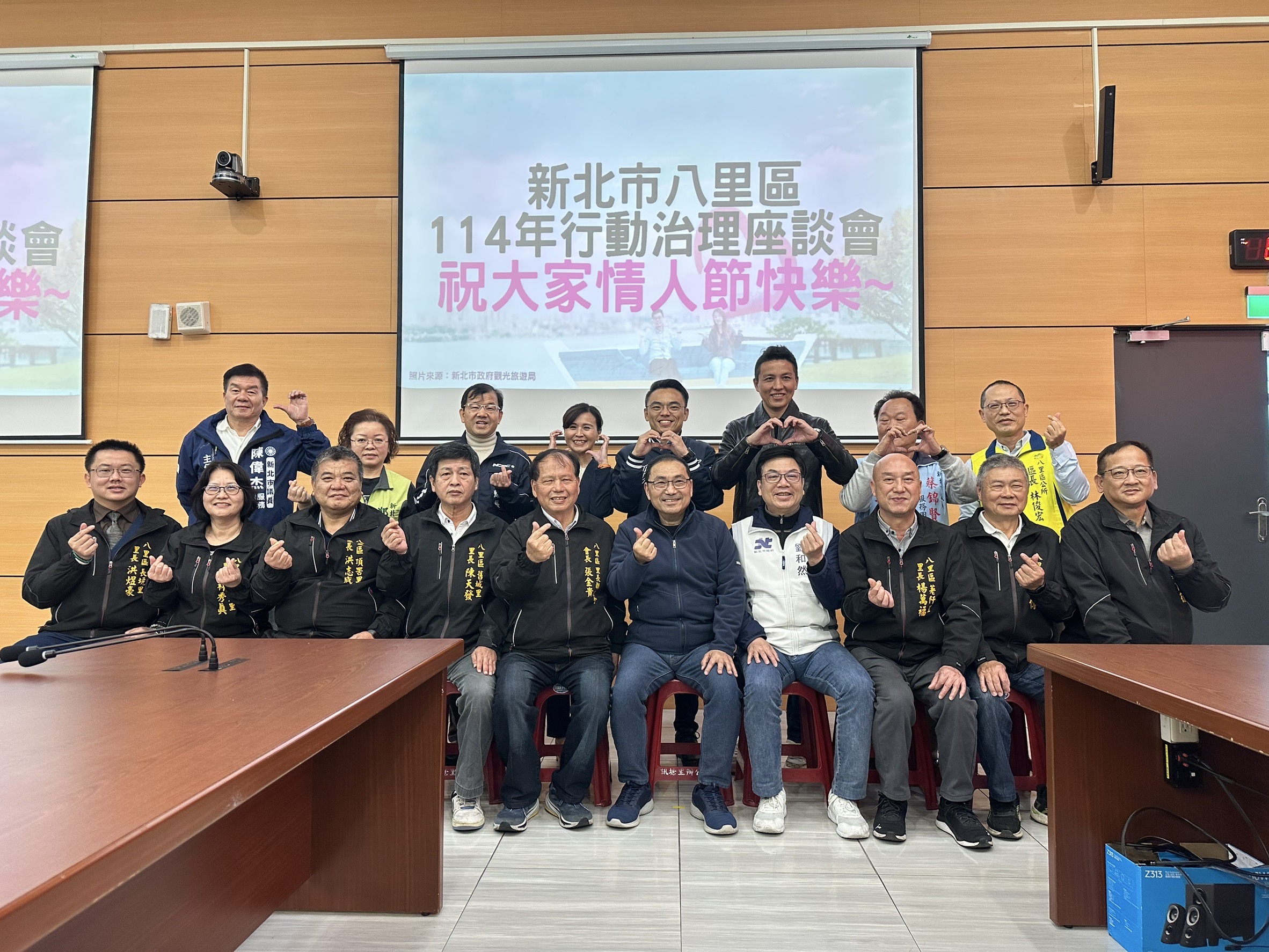 會後侯友宜和與會委員、議員、里長進行合照。