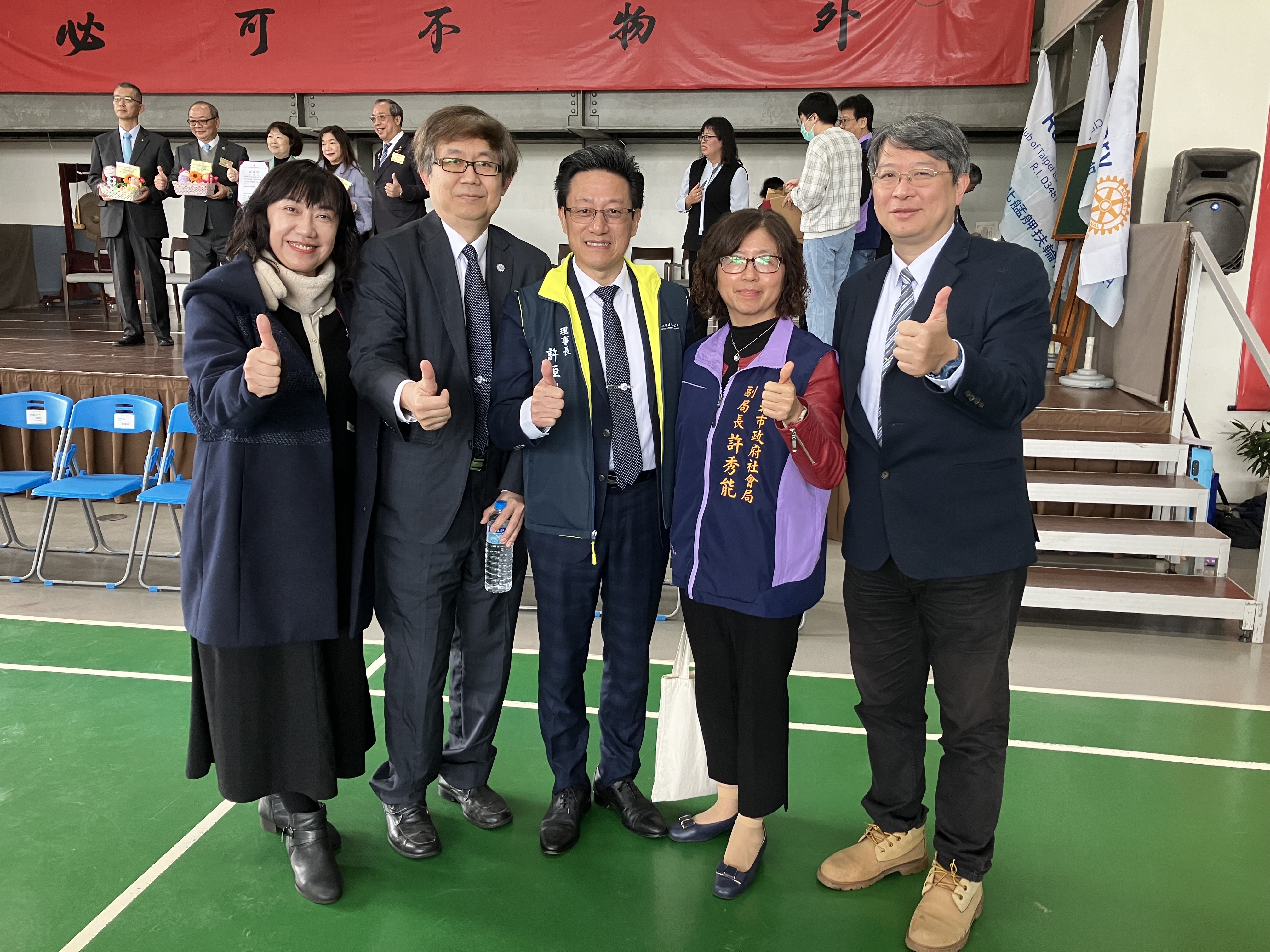  新北市牙醫師公會理事長許恒瑞（中）表示 將會派住院醫師定期到機構為特殊需求者維護口腔健康 也鼓勵更多牙醫師投入服務