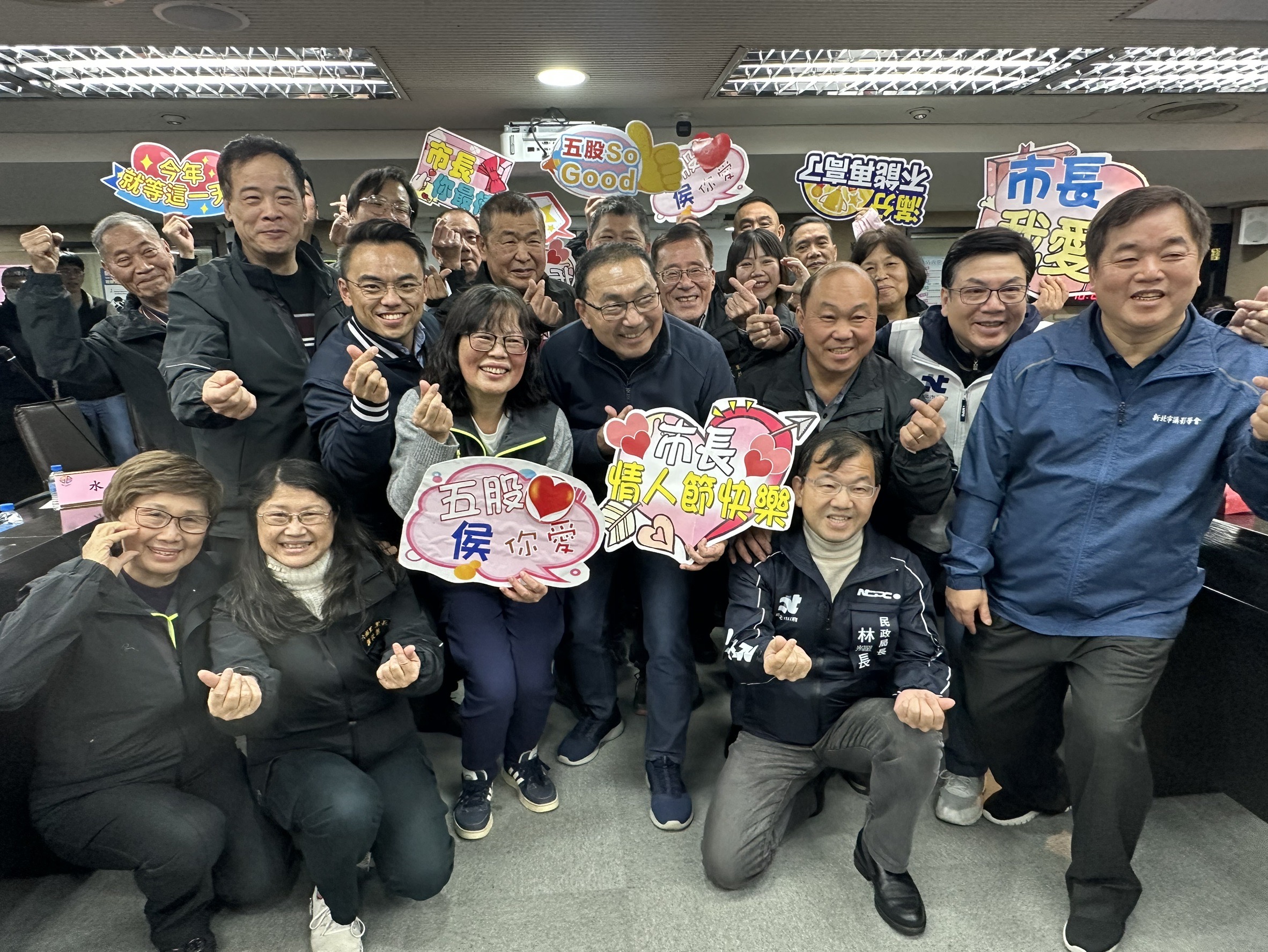 會後侯友宜和與會里長進行合照。