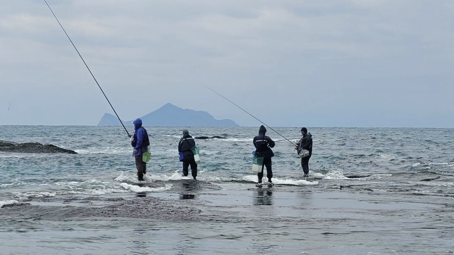 釣客們無畏風浪在海蝕平台上與大海拚博