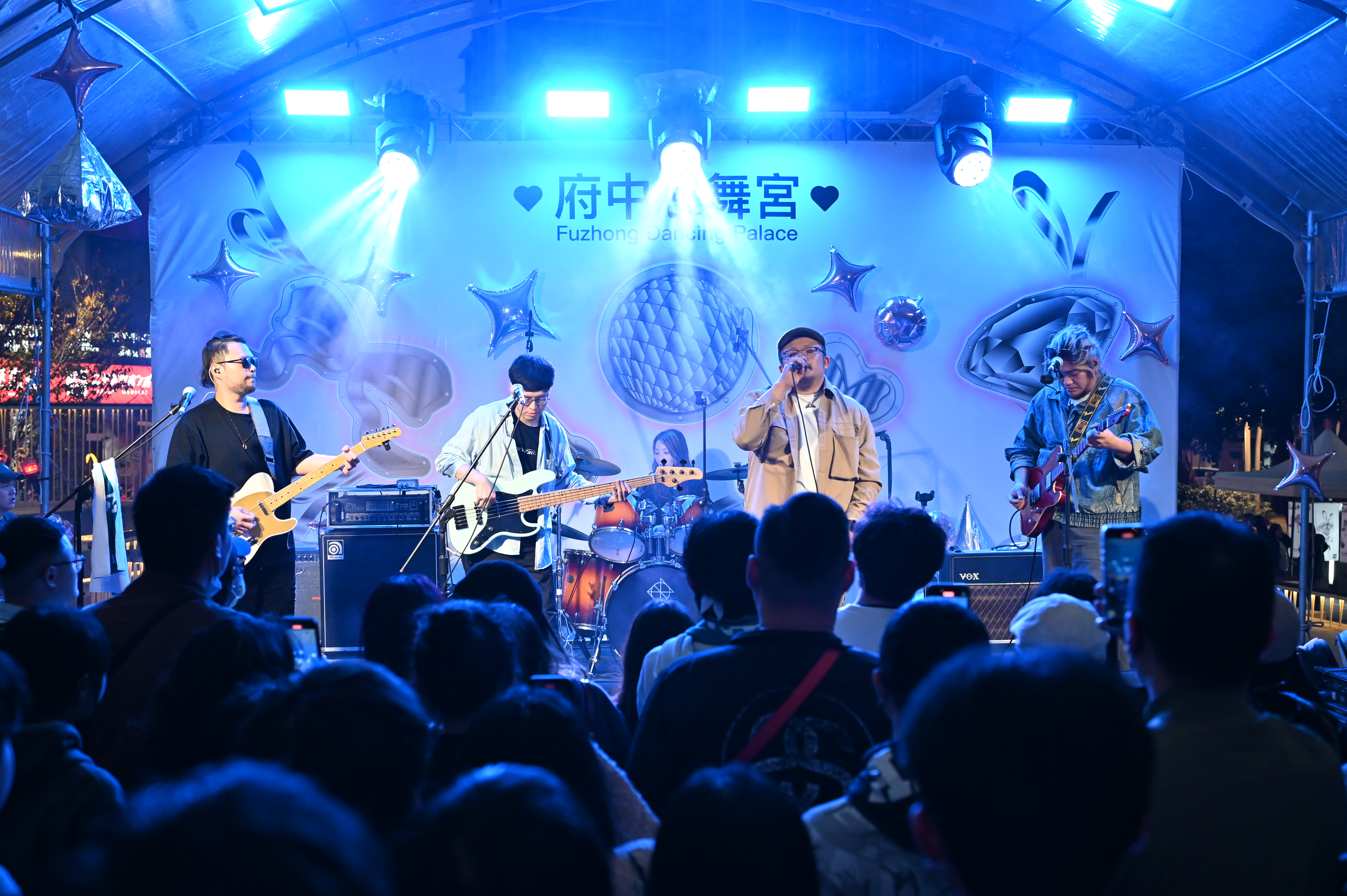台灣情緒搖滾樂團「宋德鶴」登場演出，金曲連發