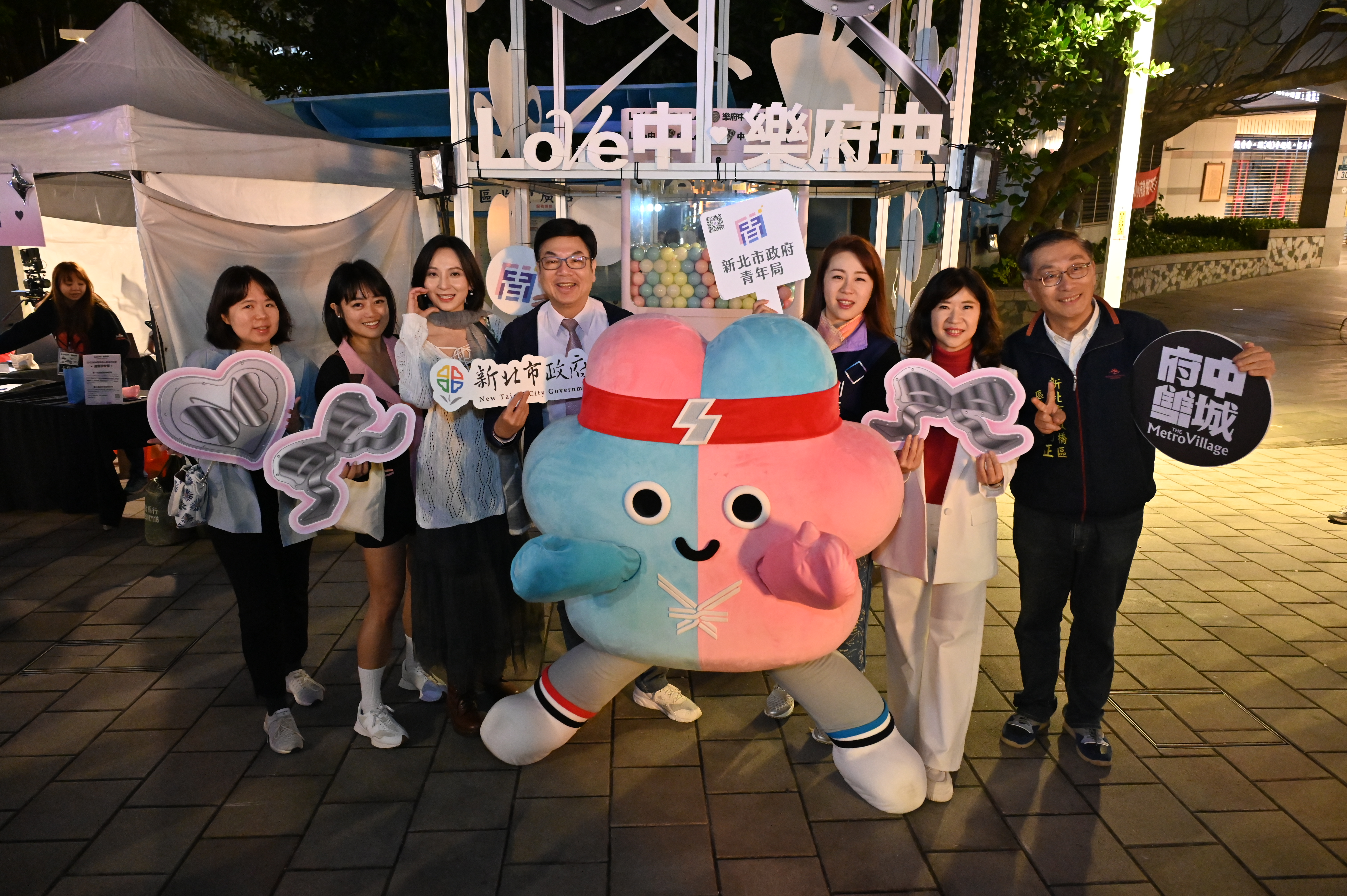 新北市政府副市長劉和然與「2025雙北世壯運」的吉祥物「壯寶」也來到「府中戀舞宮」派對現場同歡！(左起為板橋區商圈景觀發展協會第10屆執行長劉瓊文、第11屆理事長周依蝶、青年局長邱兆梅、新北市副市長劉和然、市議員劉美芳、經發局長盛筱蓉、板橋區長陳奇正)