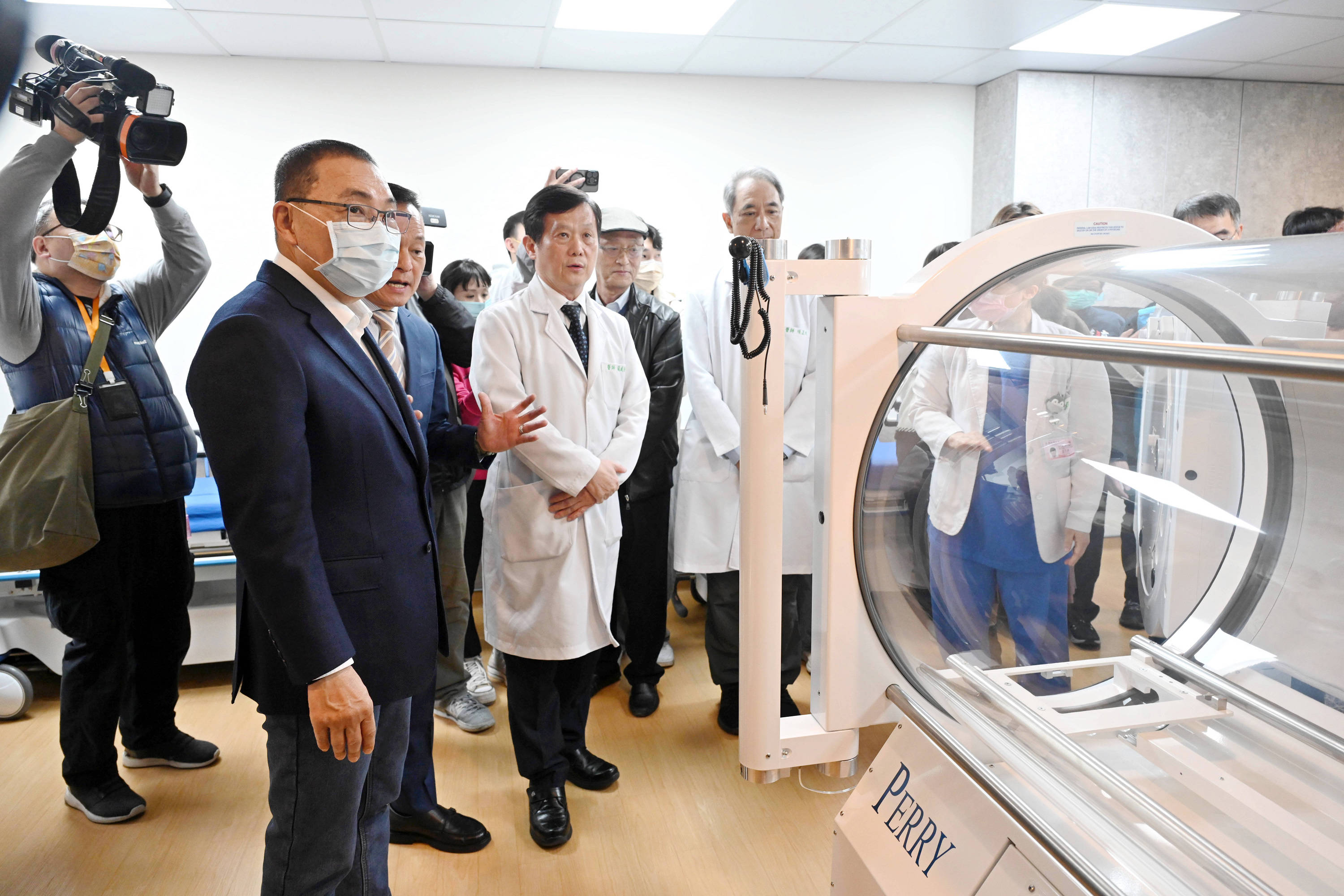 侯友宜參觀新北聯醫高壓氧治療中心並表示，該中心將提升新北醫療照護品質，保障市民生命安全。