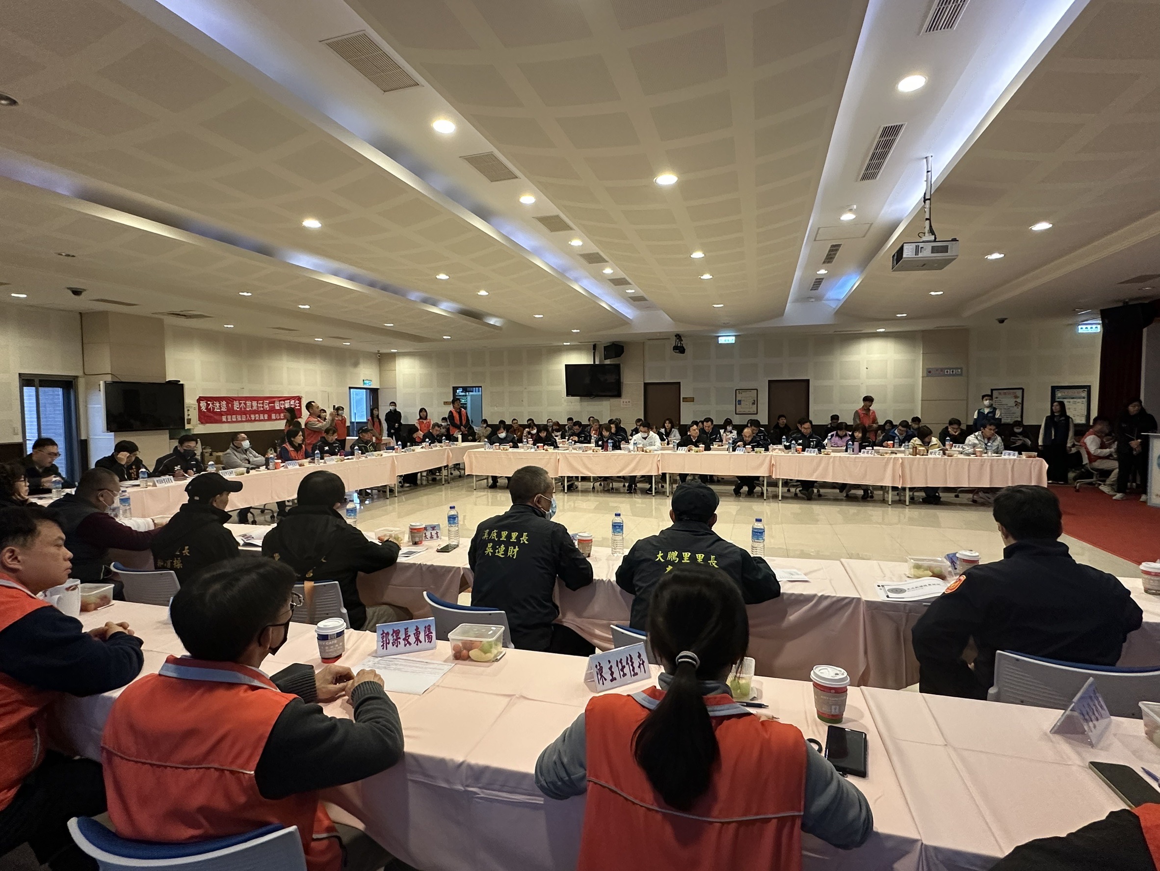 新北市長侯友宜於今(18)日，率領市府團隊來到萬里區召開行動治理座談。