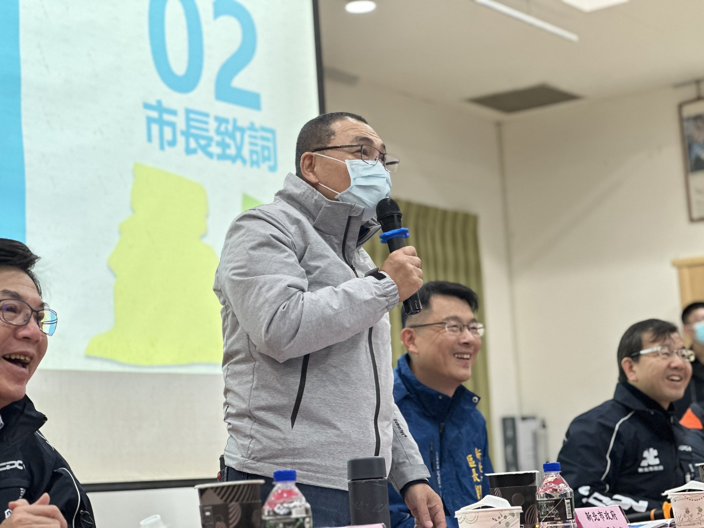 侯友宜隨後也抵達金山區與里長們召開行動治理座談。