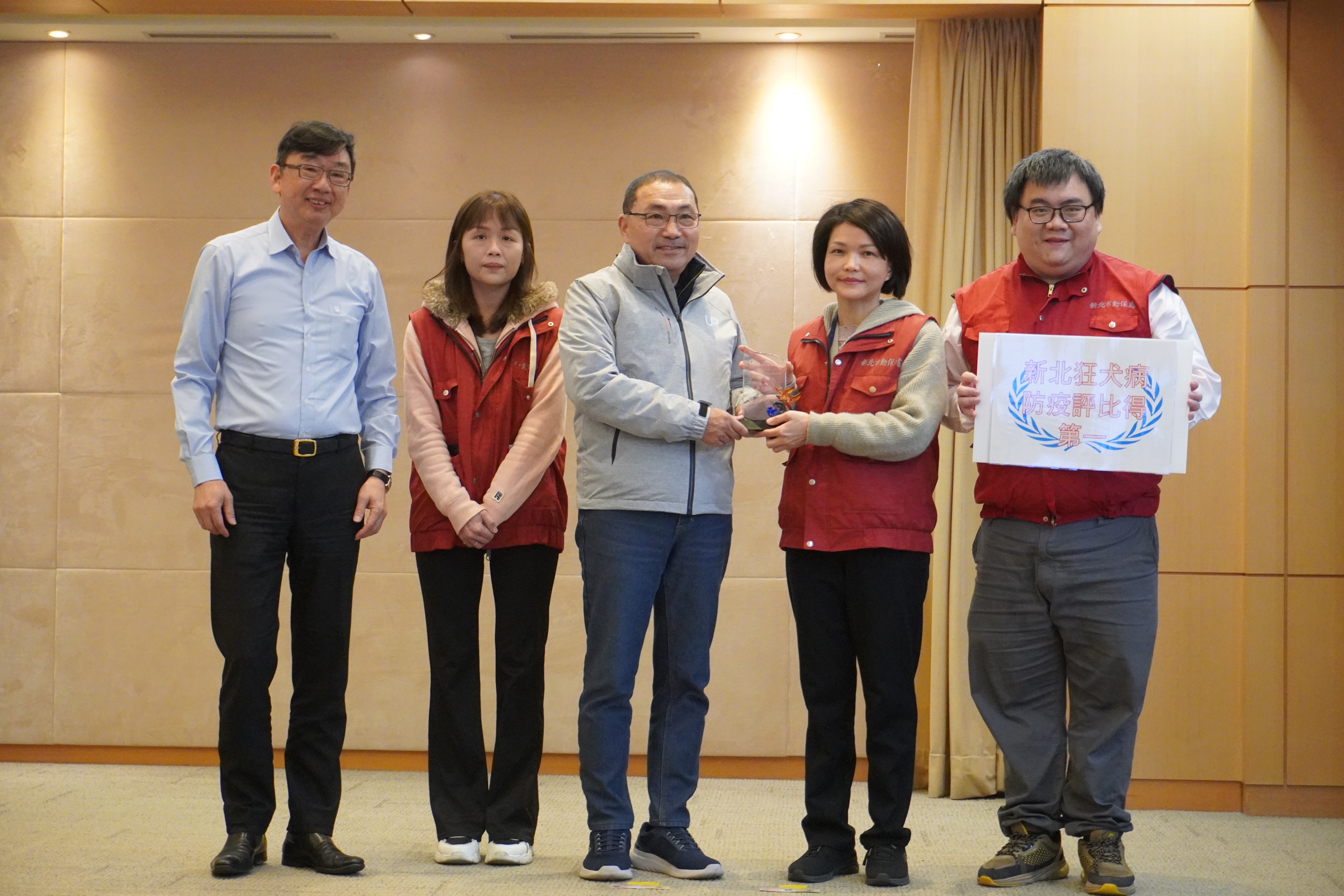 新北市動保處今日於市政會議獻獎「112年度狂犬業務執行績效評鑑」全國第一名