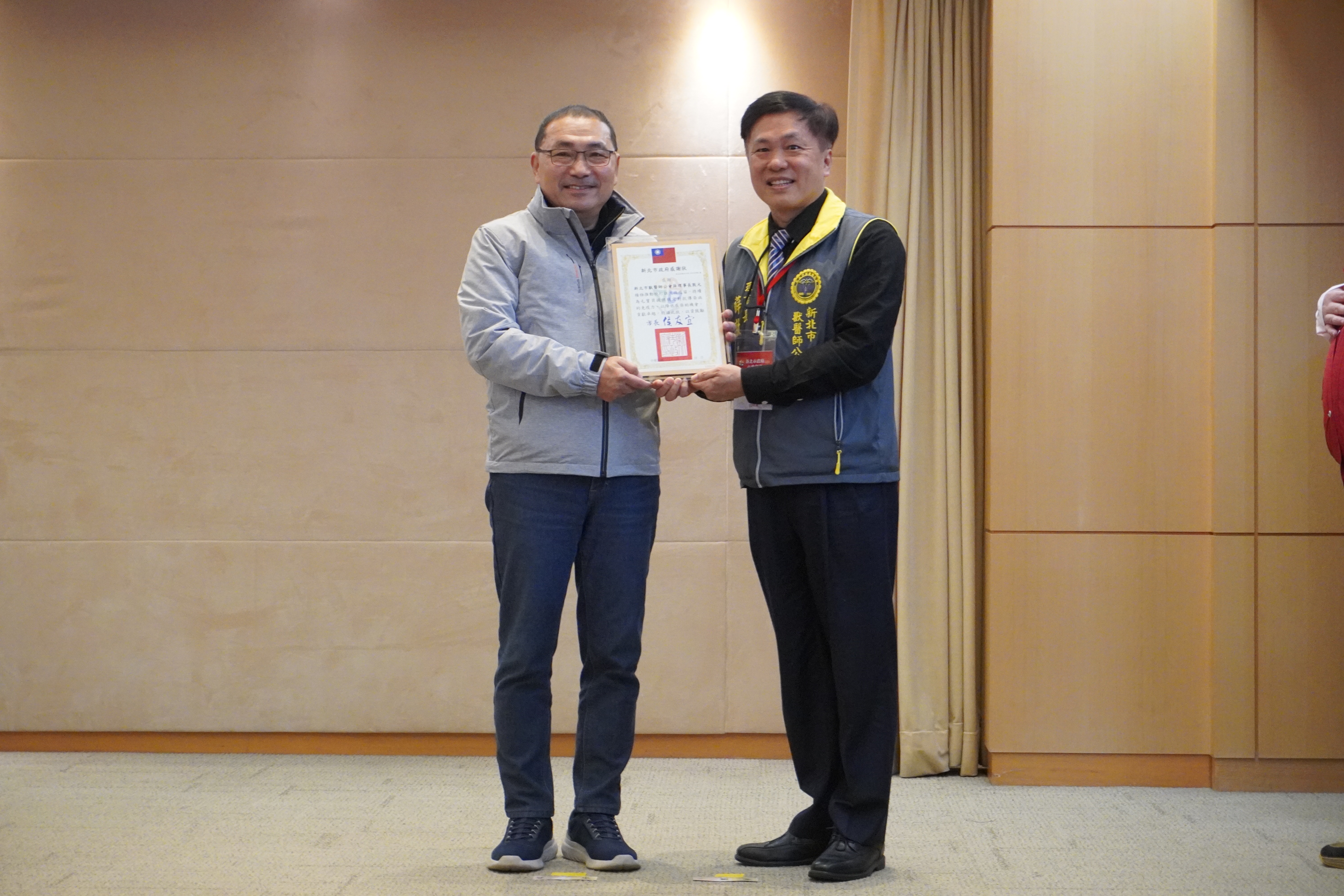 侯友宜市長頒發獎狀感謝新北市獸醫師公會薛敦元理事長協助防疫