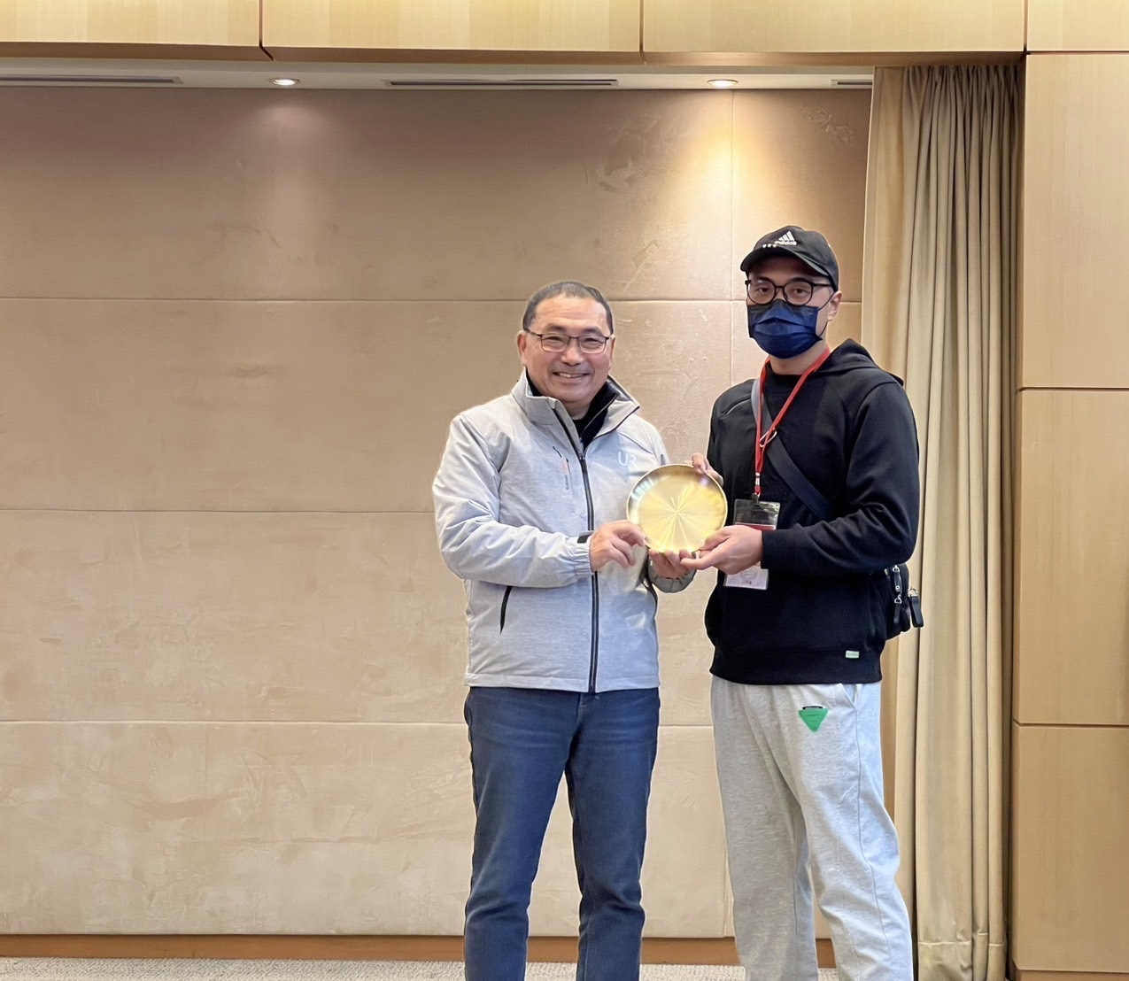 侯友宜市長頒發金飯碗感謝飼主黃靜葳飼主(家屬黃誌億代領)每年持續施打狂犬病疫苗協助防疫