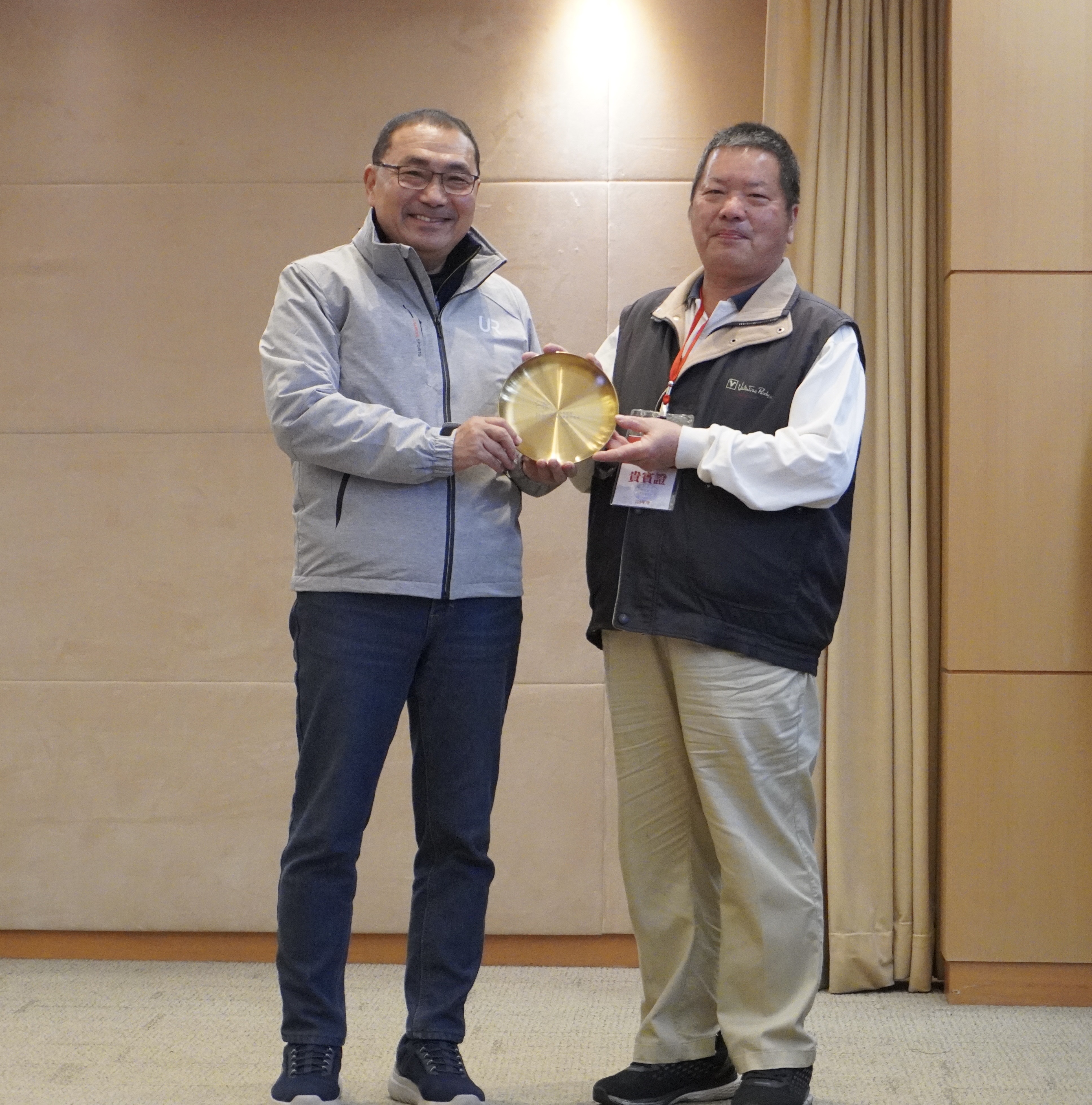 侯友宜市長頒發金飯碗感謝飼主呂宗義每年持續施打狂犬病疫苗協助防疫