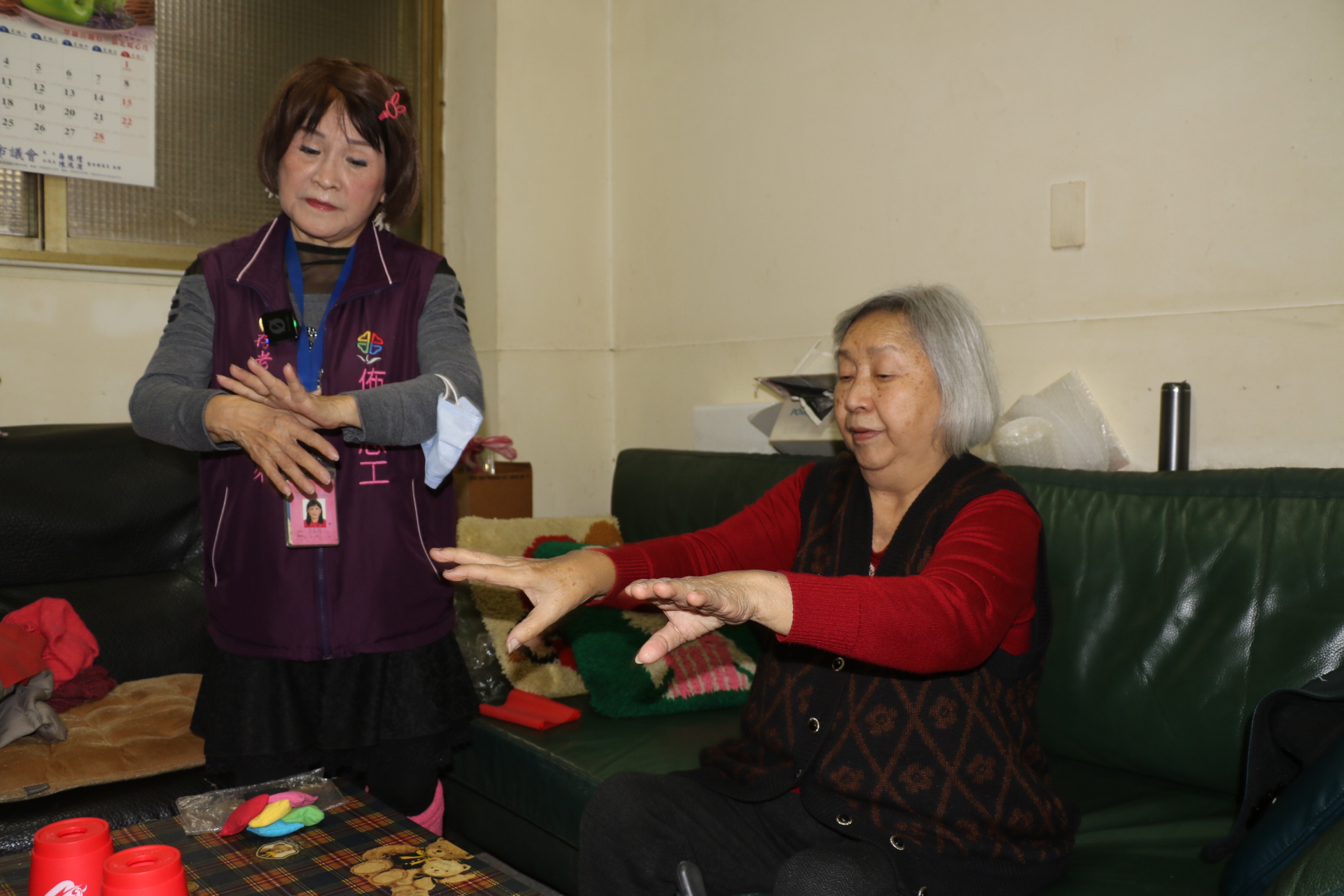 劉菊梅（左）教阿蘭姐十巧功、拍打功等