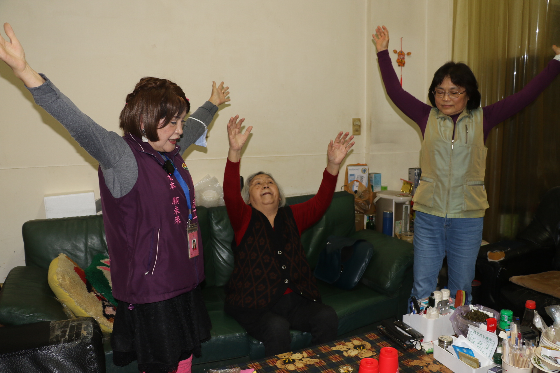 永和區佈老志工劉菊梅（左）和梁麗美（右）陪伴阿蘭姐一起做五行健康操