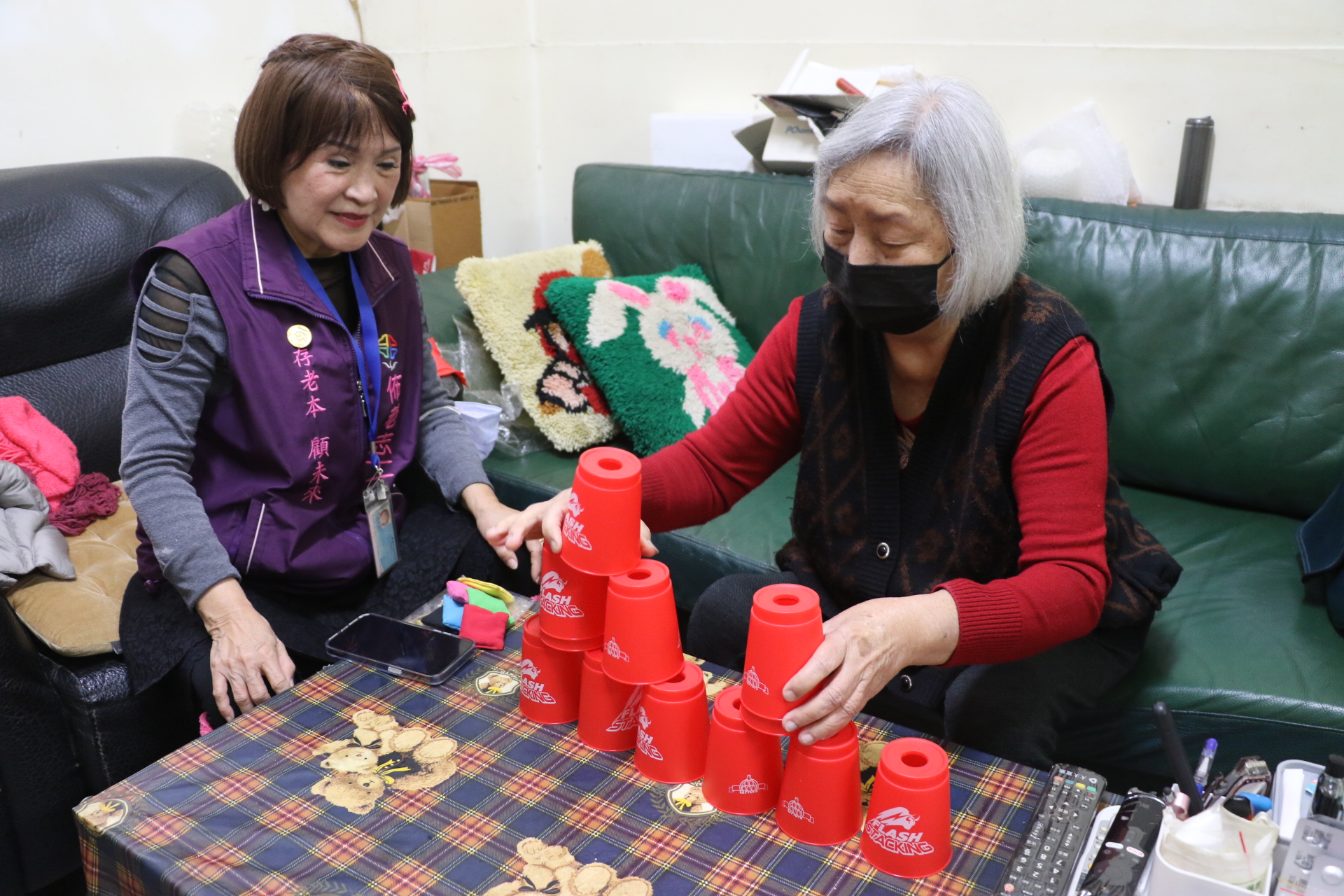劉菊梅陪伴長輩玩疊杯 以訓練手眼協調