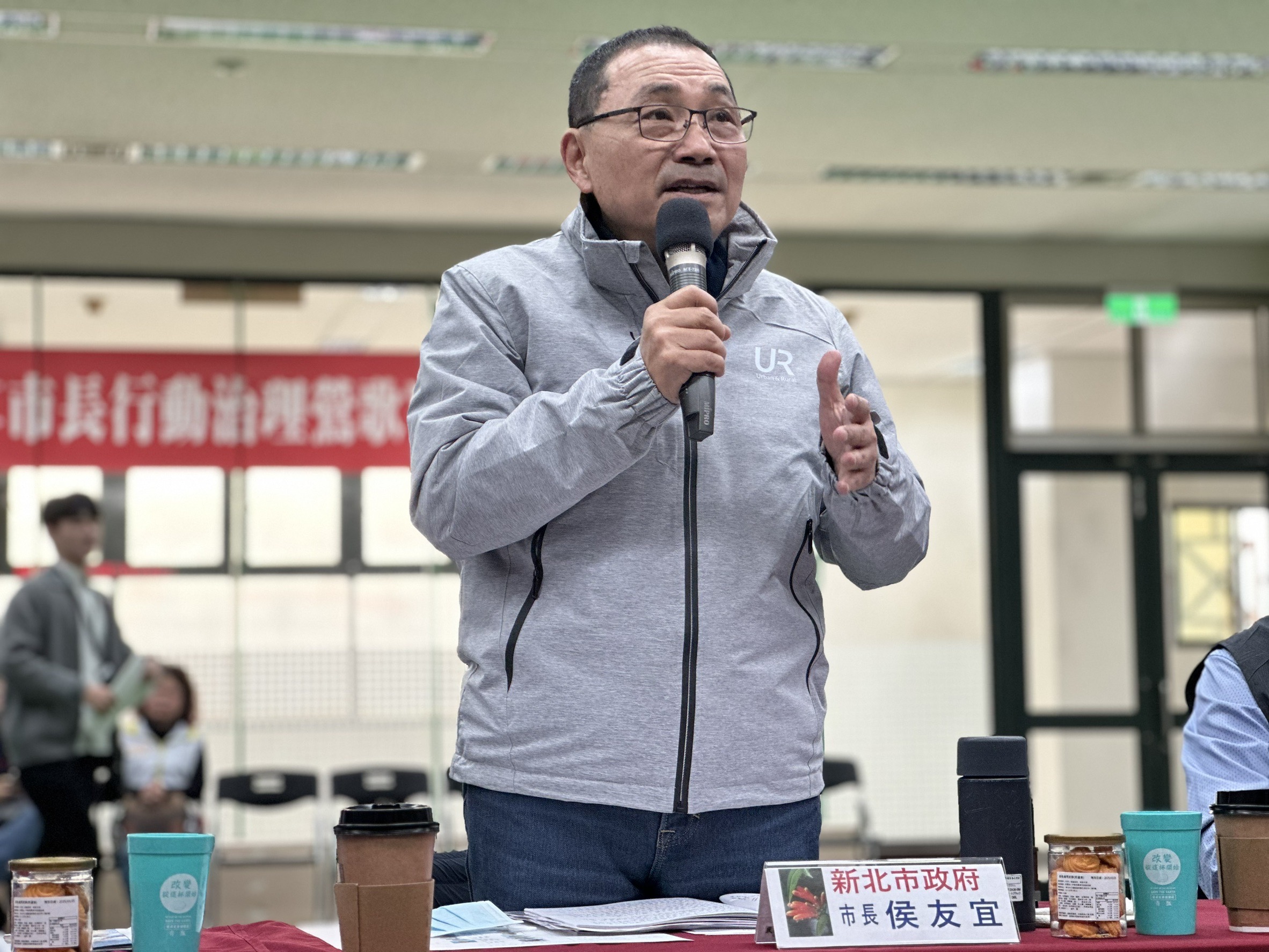新北市長侯友宜於今(20)日，率領市府團隊來到鶯歌區召開行動治理。