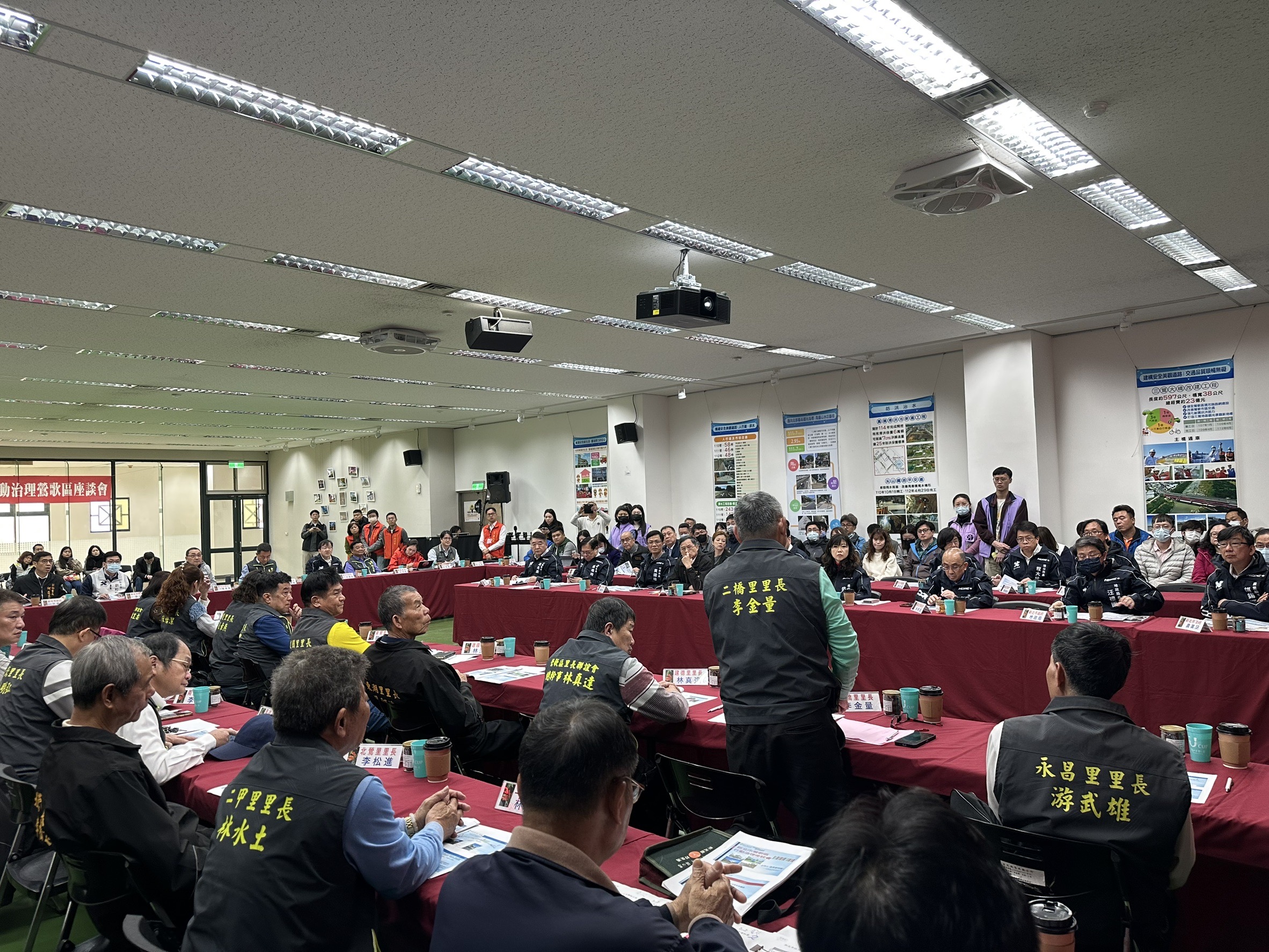 會中針對鶯歌建設、老街發展等議題進行討論。