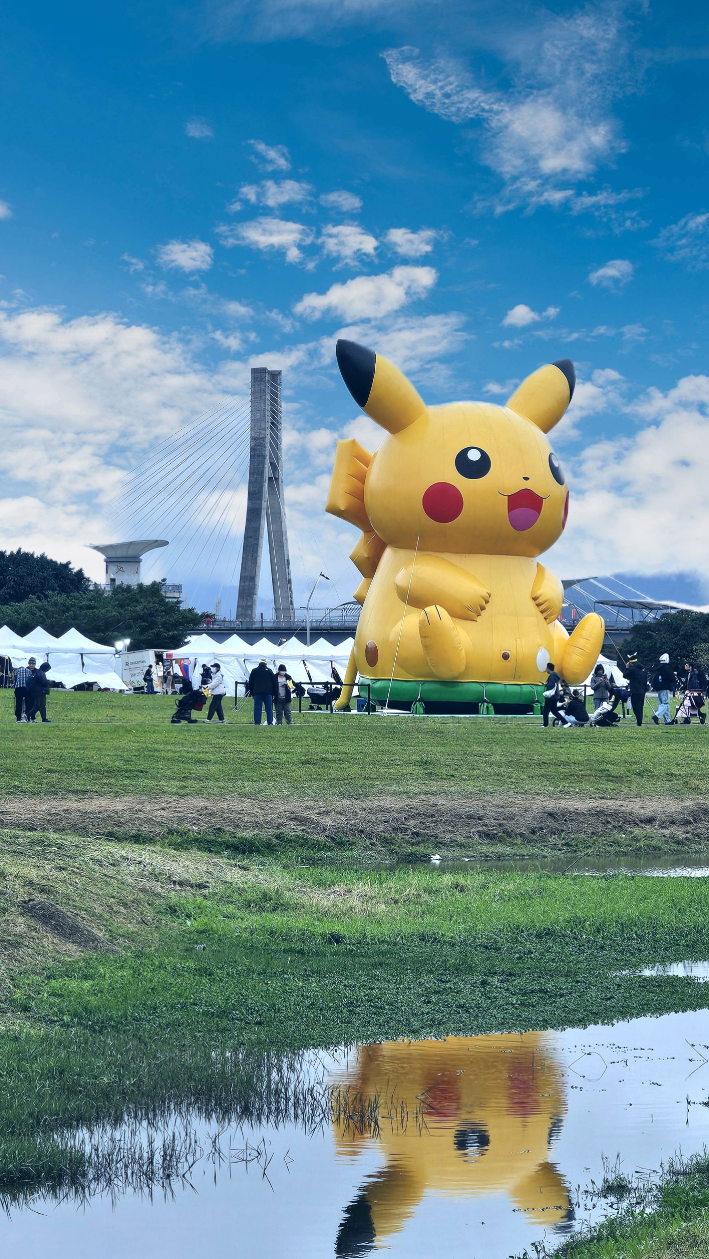 11公尺大型皮卡丘現身新北大都會公園，吸引許多民眾合影。