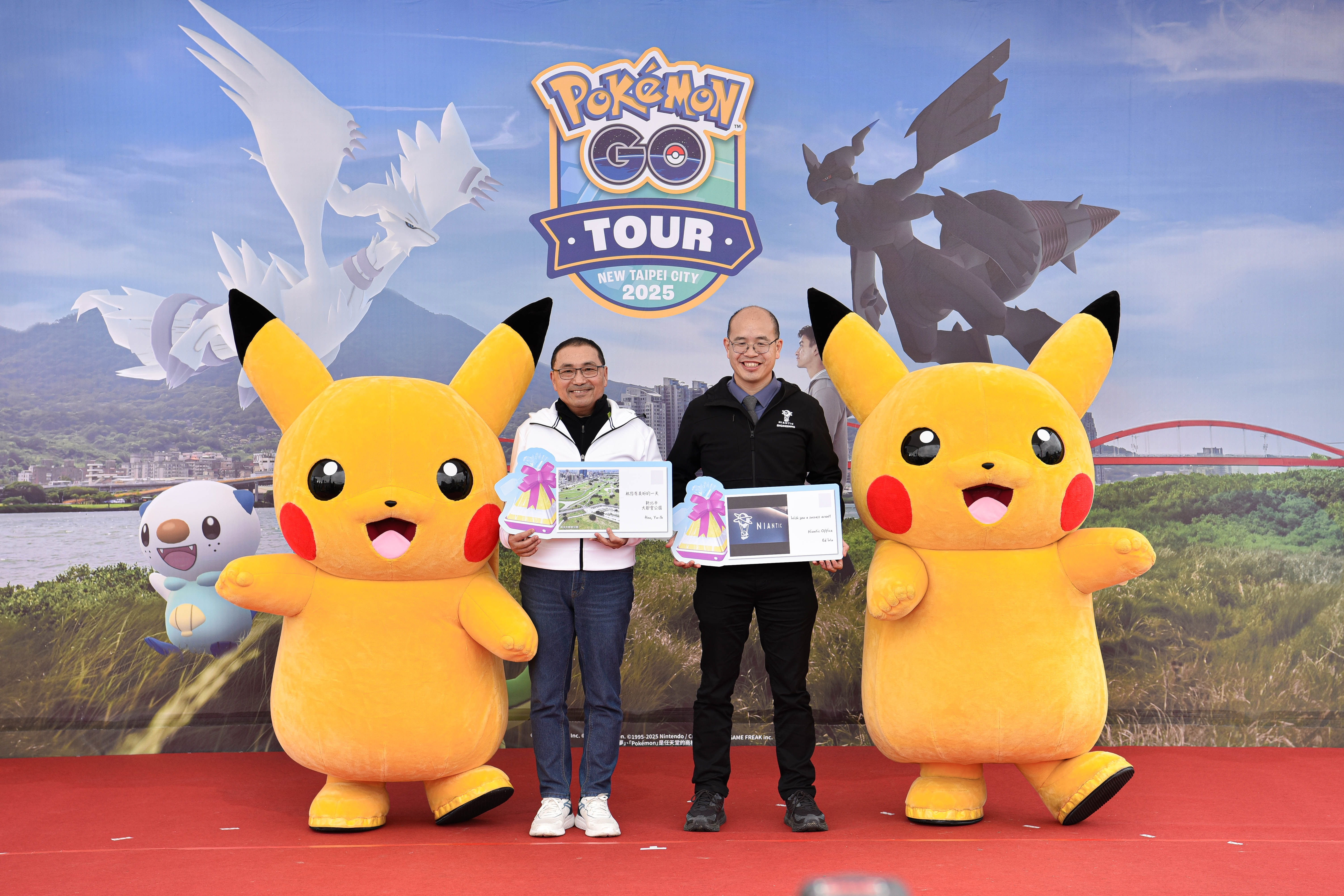 新北市長侯友宜與Niantic公司《Pokémon GO》全球負責人吳友軒 Ed Wu交換《Pokémon GO》遊戲中代