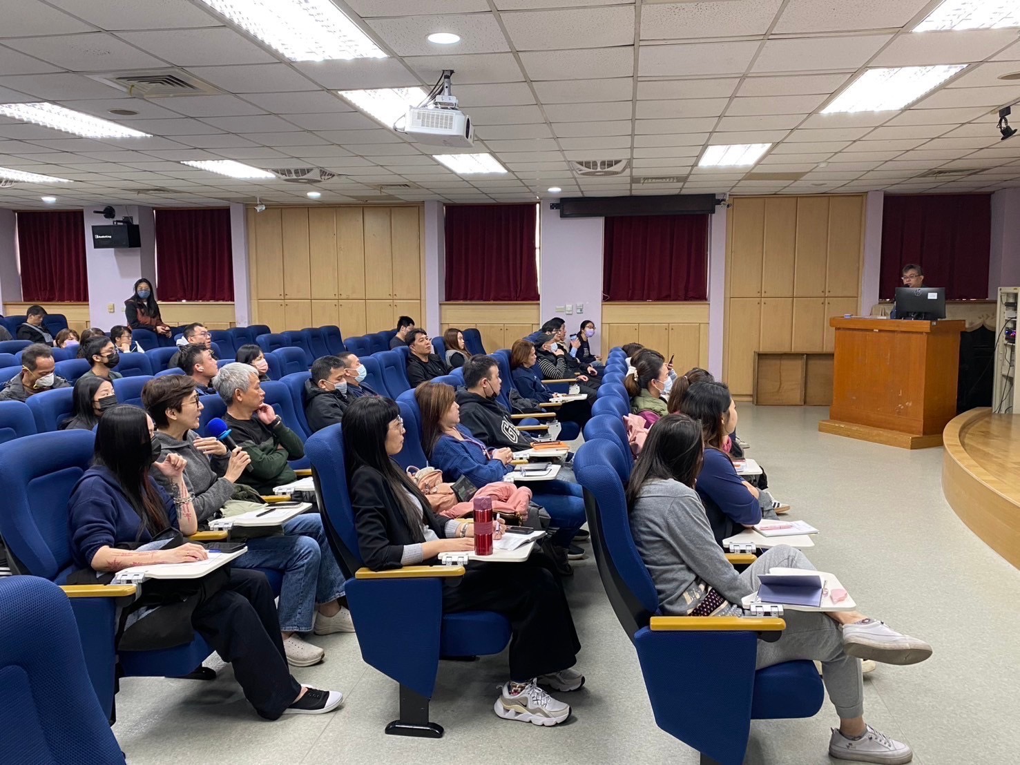 新北市環保局21日辦理「營建及裝修廢棄物流向管理平台宣導說明會」，會同環境部資源循環署講師現場教學宣導，促使新北市業者熟悉申報流程及作業方式