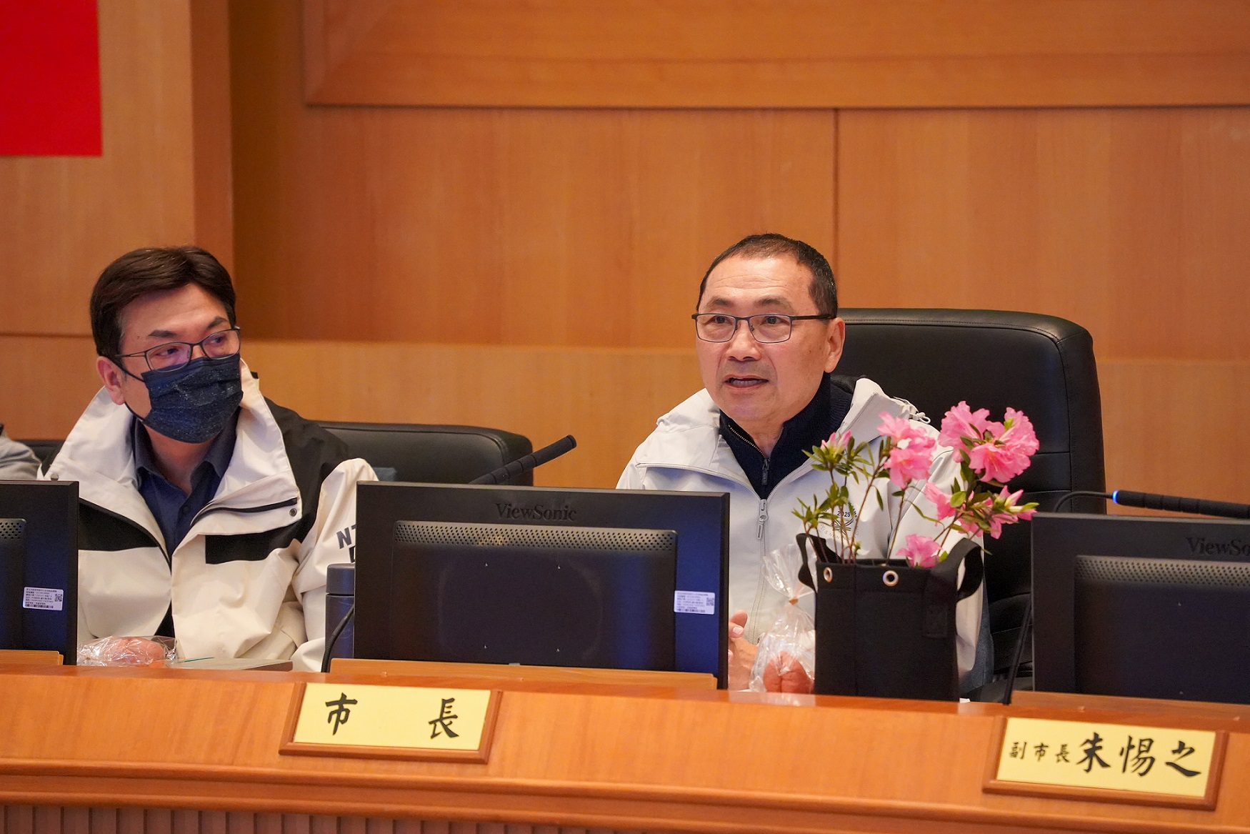 侯市長指出，新北正以創新突破的姿態，徹底改造並提升庶民經濟發展。從清晨市場攤商的熱情叫賣聲，到夜晚街頭夜市的人潮歡笑，每一個市場與市集都散發著濃郁的在地風情與人情味