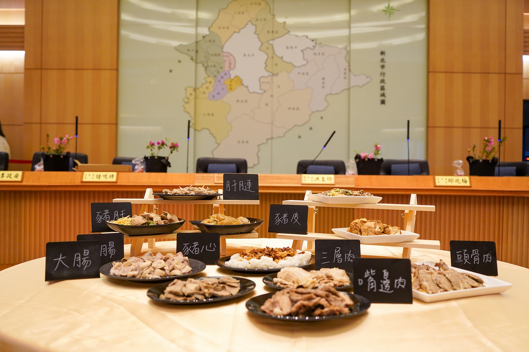 近期具代表性的「2025新北黑白切大賽」隨著網路票選的展開，百家黑白切的對決進入白熱化階段，投票數亦已超過2萬5000票，即將於3月22日揭曉最終冠軍