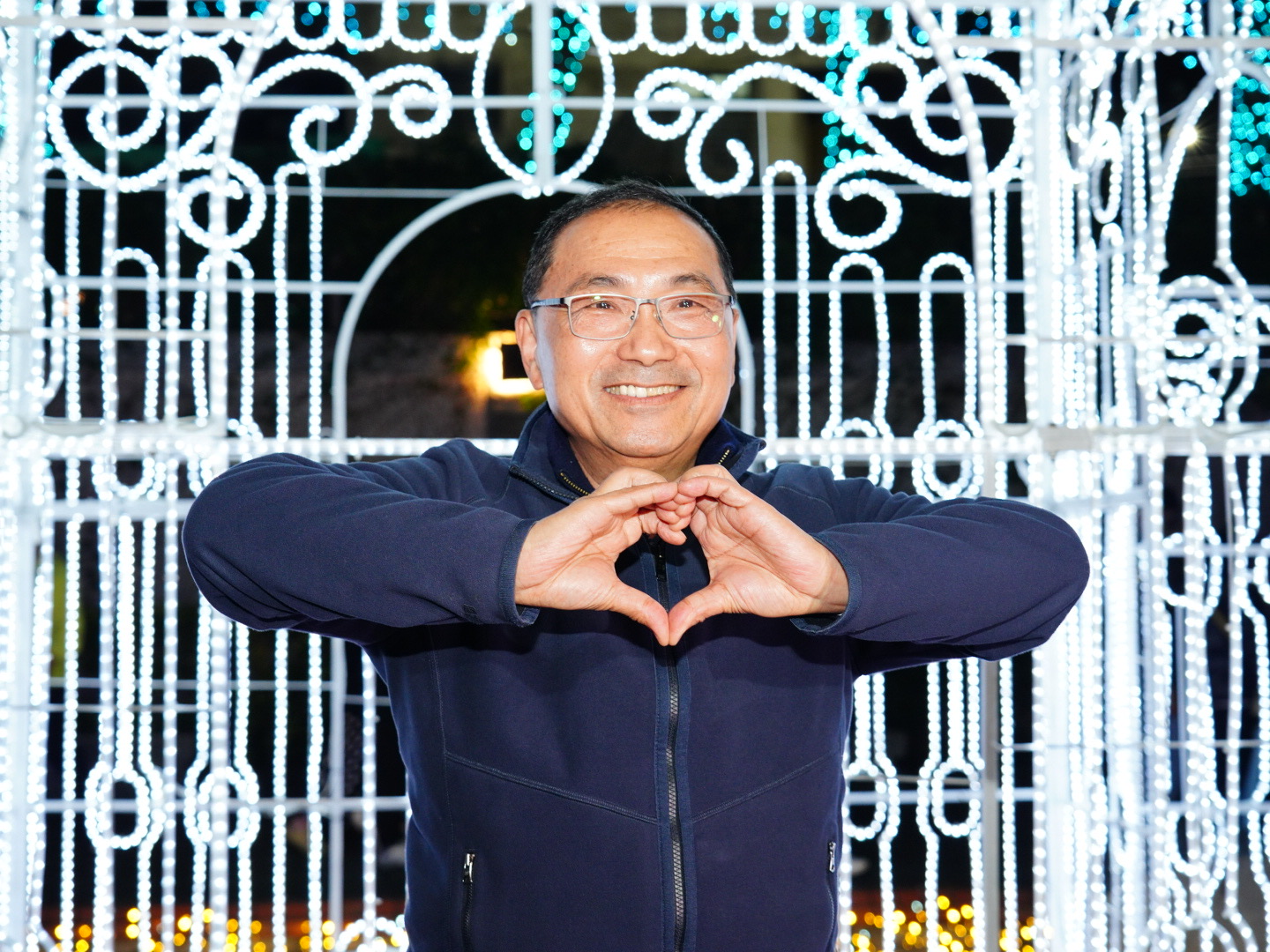 市長侯友宜欣賞光雕絢爛燈飾並與其合影留念