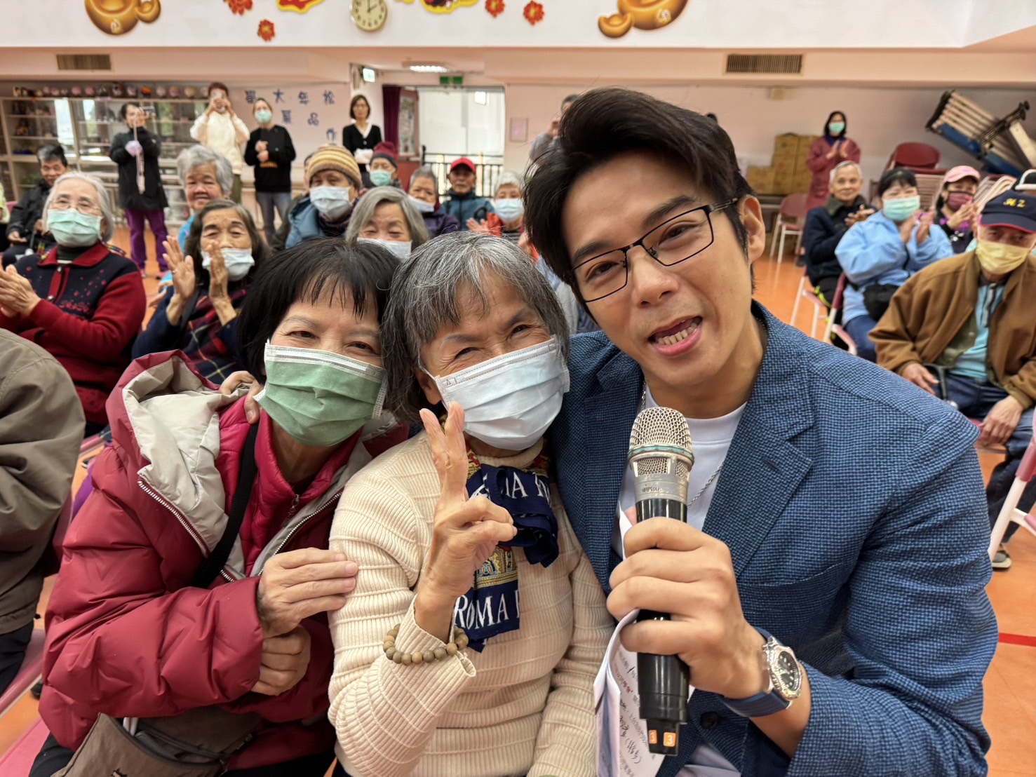 藝人陳子強(右1)擔綱公益演唱會主持，和長輩們互動，展現親切一面