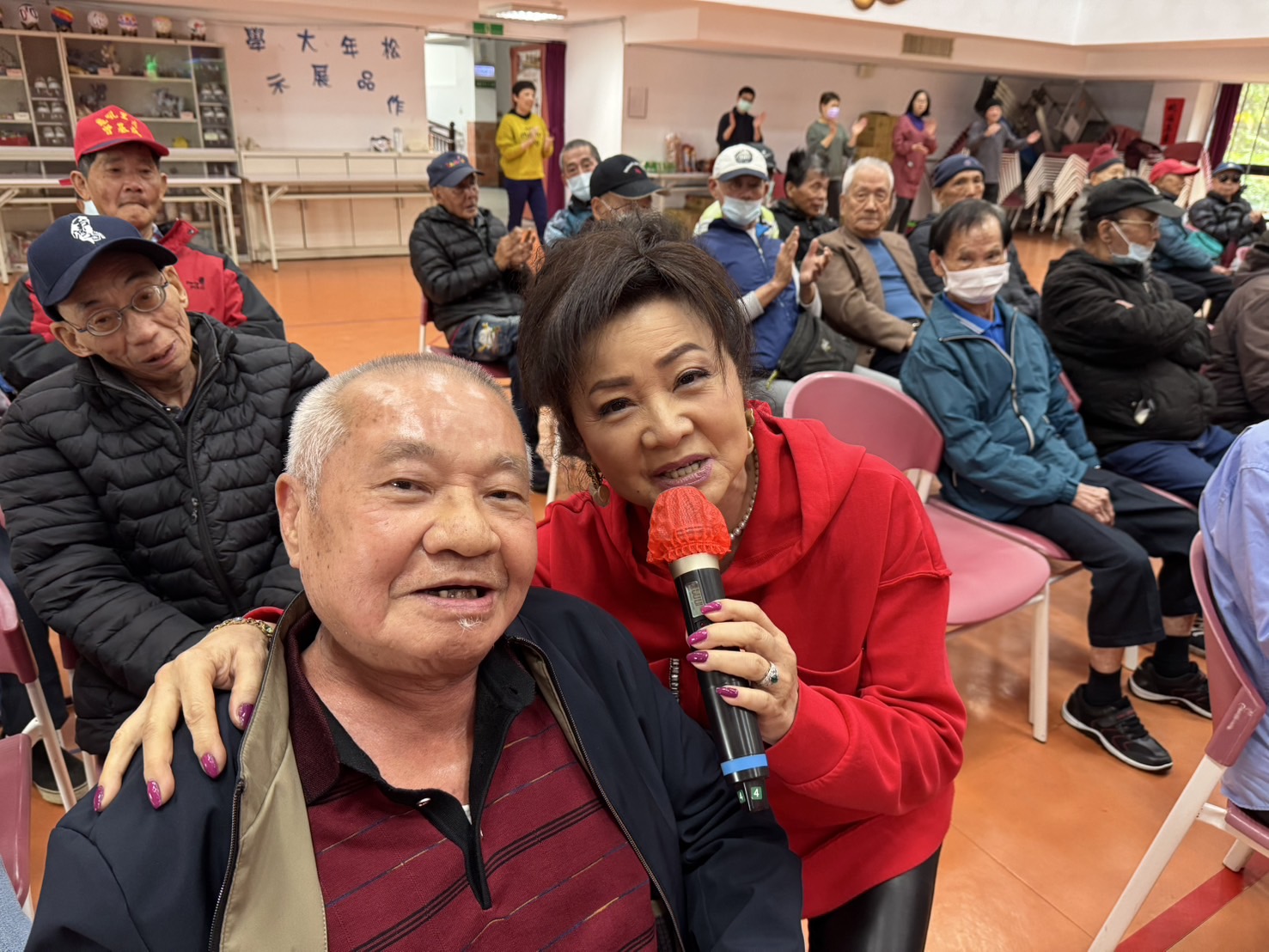 仁愛之家住民87歲范發展老先生(左)看見藝人劉美玲現身獻唱相當驚喜