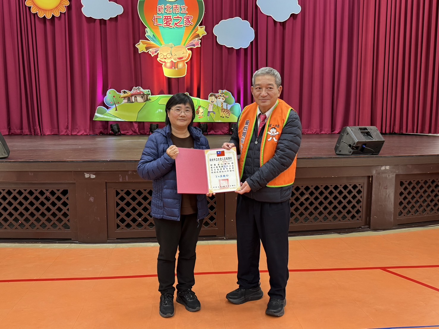新北市立仁愛之家26日攜手蔡衍明愛心基金會舉辦公益演唱會，仁愛之家由秘書馮曉郁(左)將感謝狀授予蔡衍明愛心基金會主任周哲仁(右)