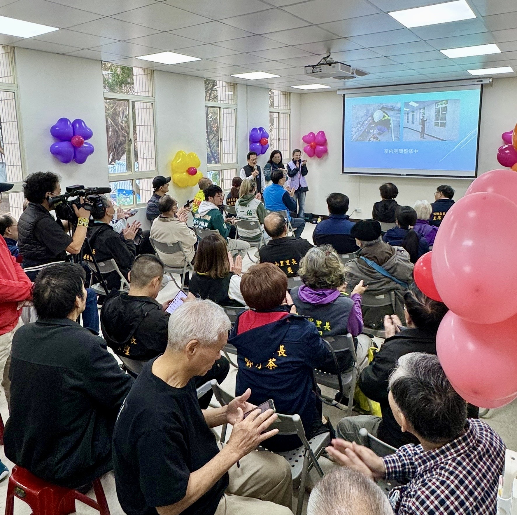圖2.民眾熱情參與集會所揭牌活動，場面熱鬧