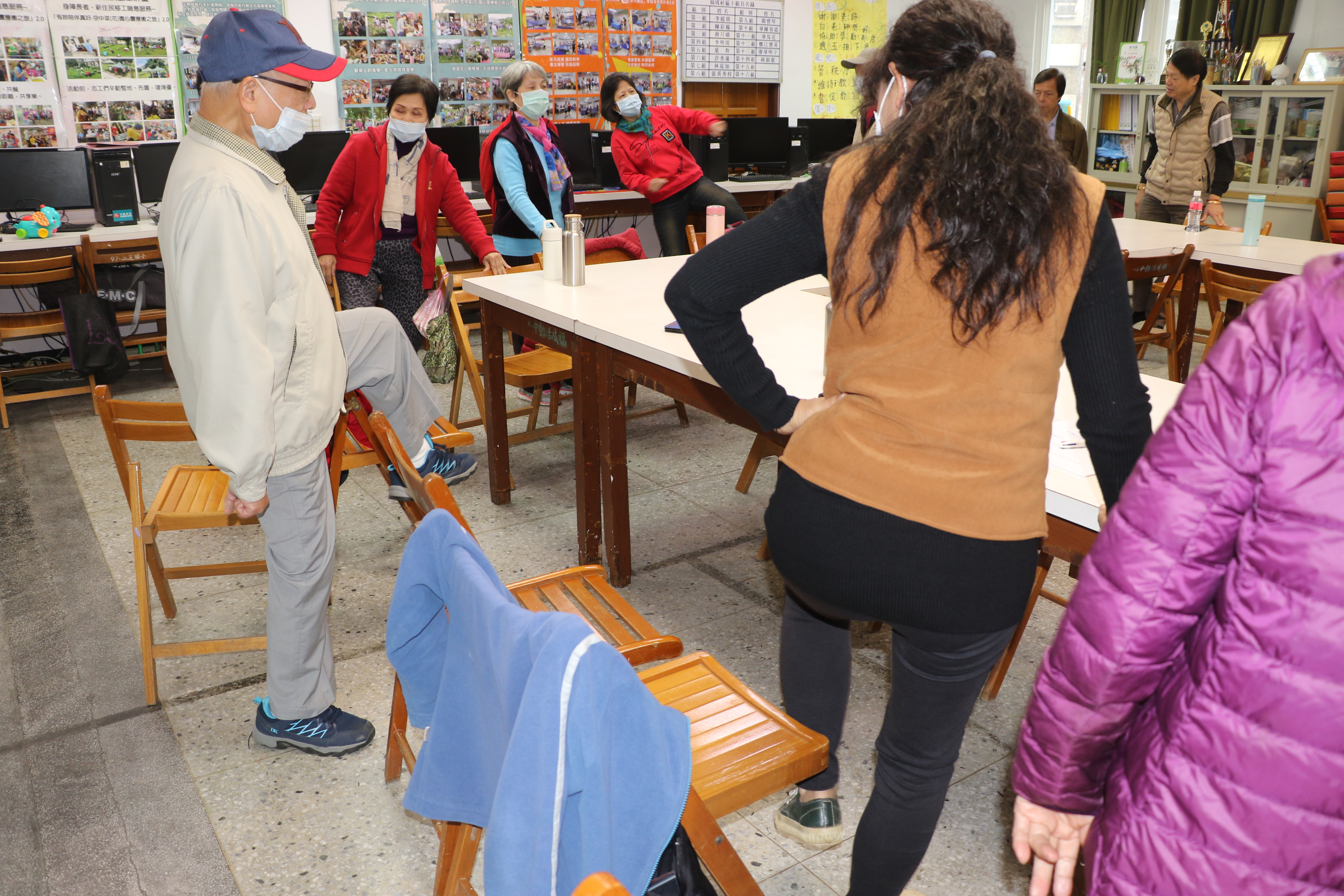  三芝福成社區長輩在老師的指導下 練習單腳站立畫圓圈