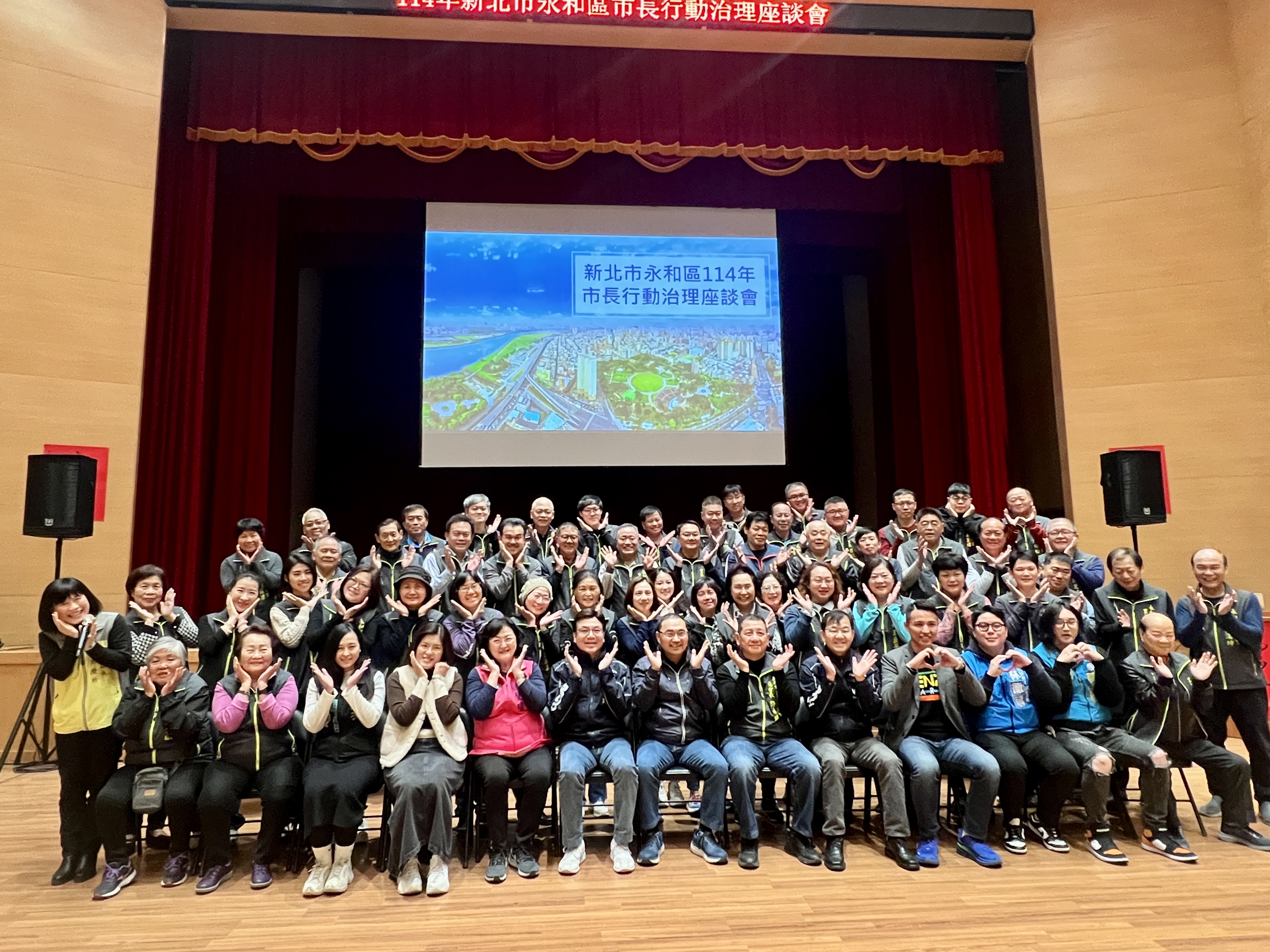 會後侯友宜與委員、議員及里長合影留念。